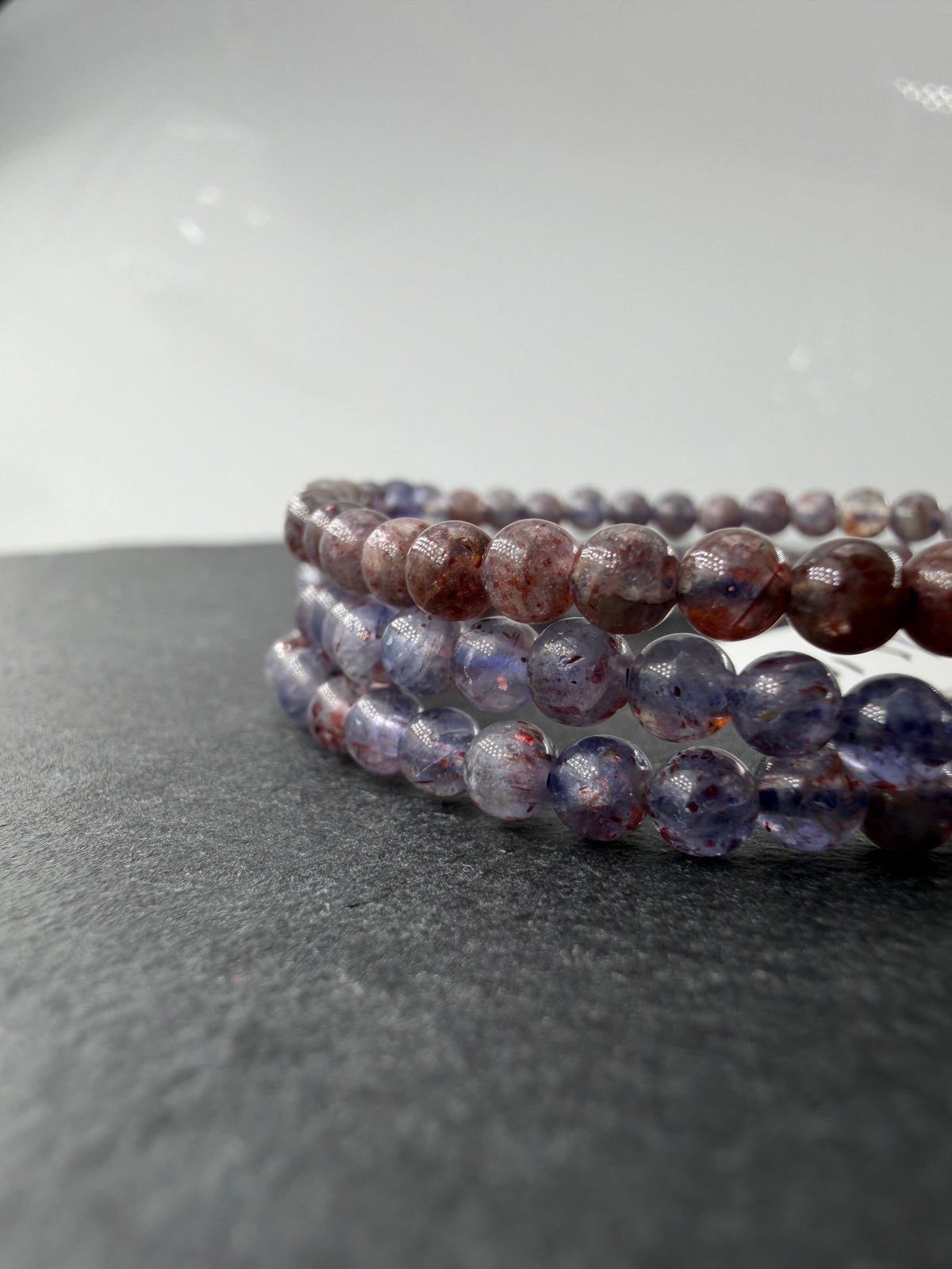 Kugelarmband aus Iolith mit Sonnenstein IS10 – mineralogisches Unikat mit Pleochroismus, 4 mm, Umfang 18 cm