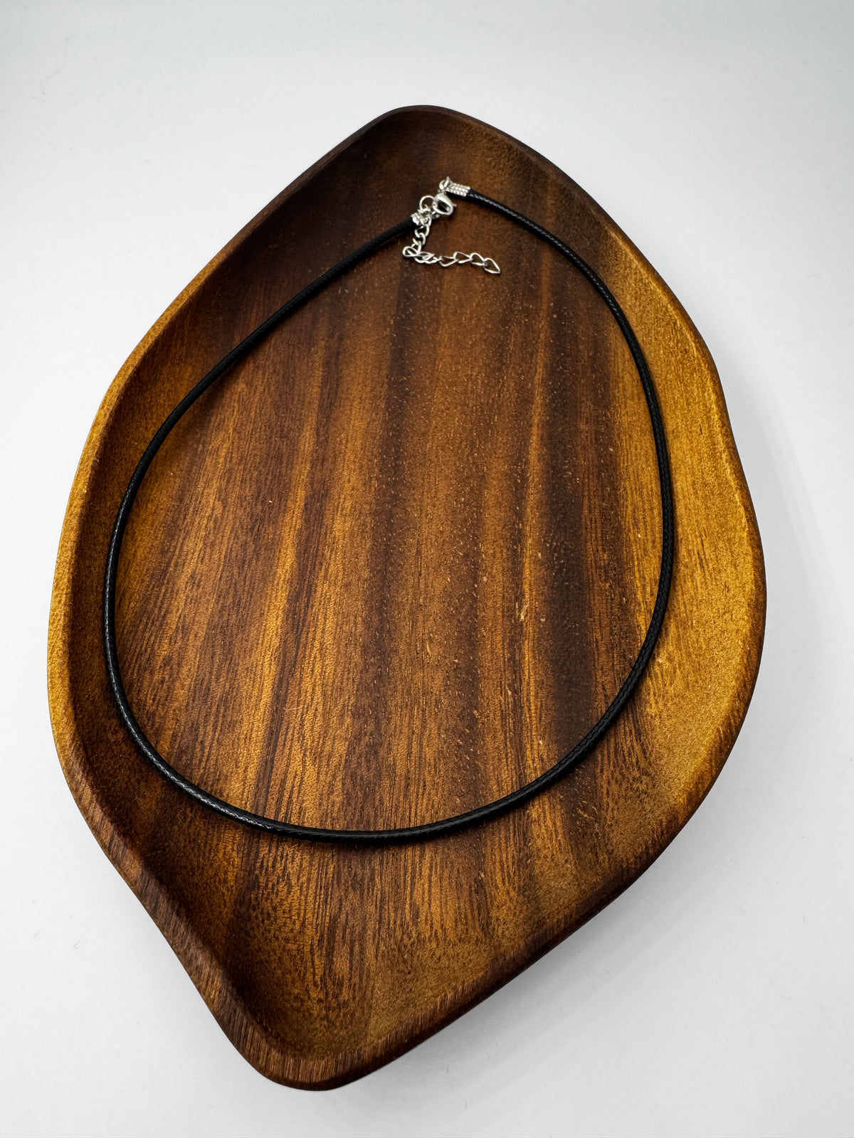 Geflochtenes Synthetikband in Schwarz, 45 cm mit 5 cm Verlängerung – Trägerband für Edelstein- und Mineralienanhänger.