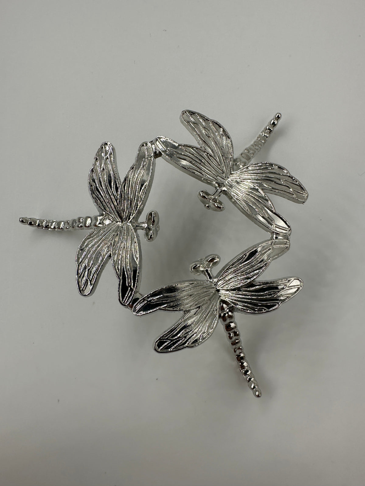 Kugelhalter aus Metall in Silber mit drei Libellen-Motiven