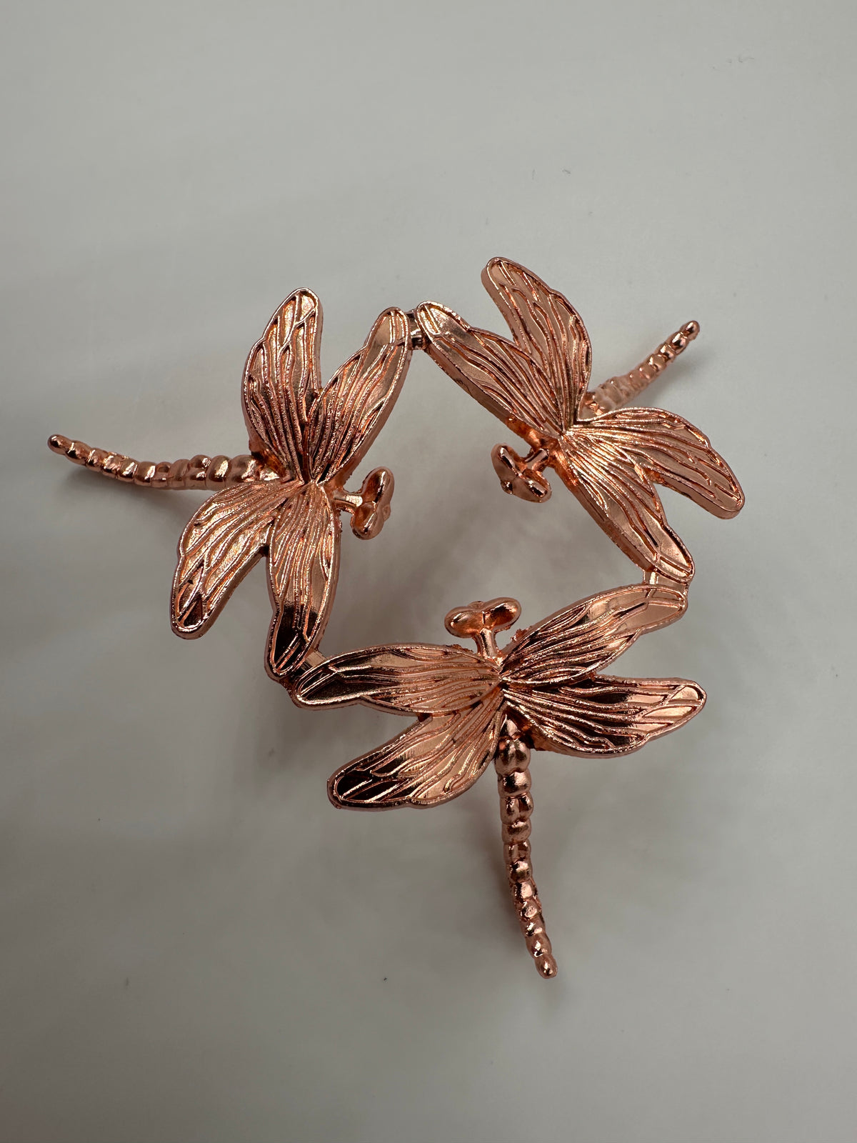 Kugelhalter aus Metall in Roségold mit drei Libellen-Motiven