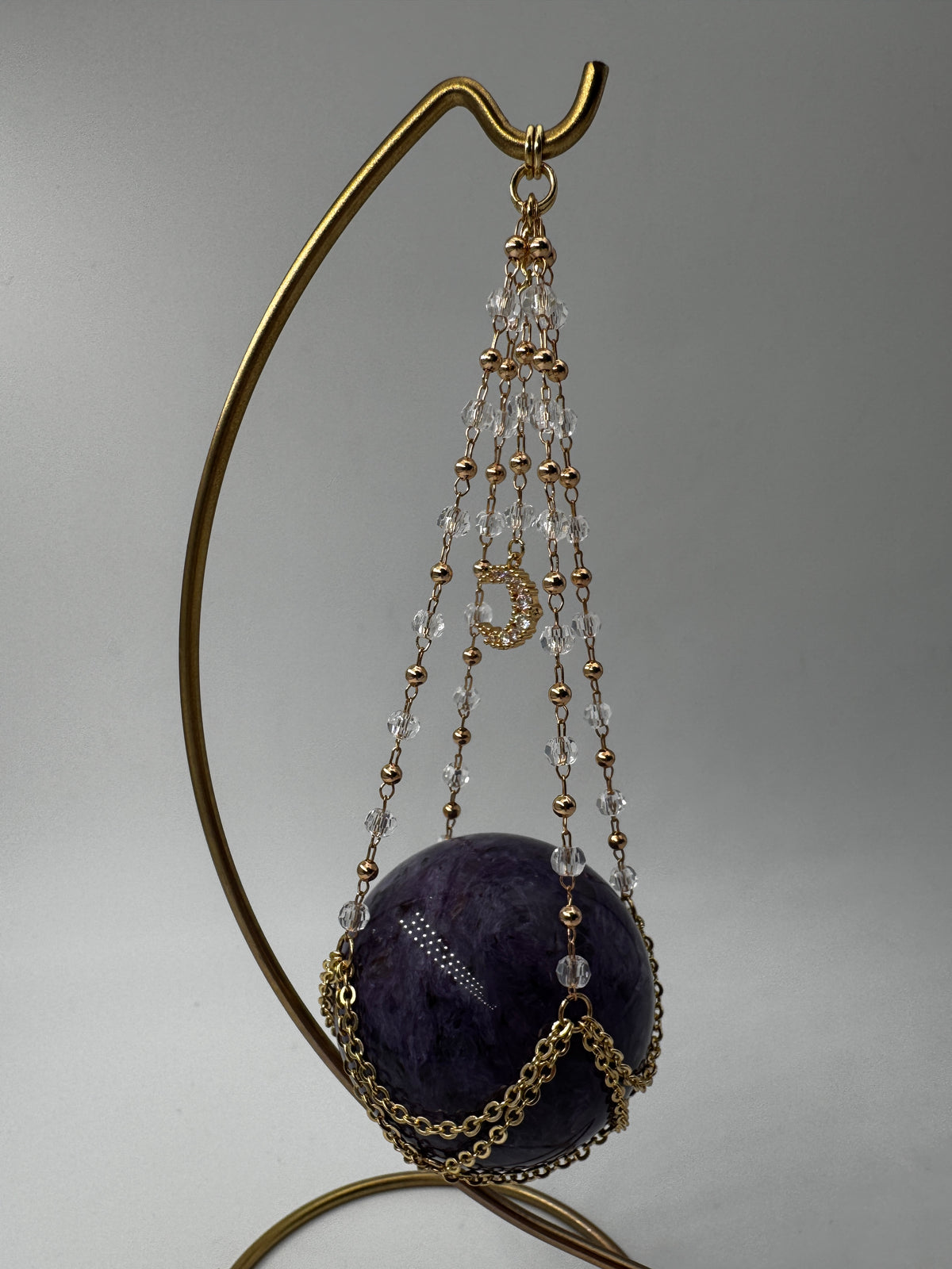 Goldener Metallständer für Mineralkugeln, Höhe 20 cm, mit einer Beispielkugel von 4,7 cm Durchmesser.
