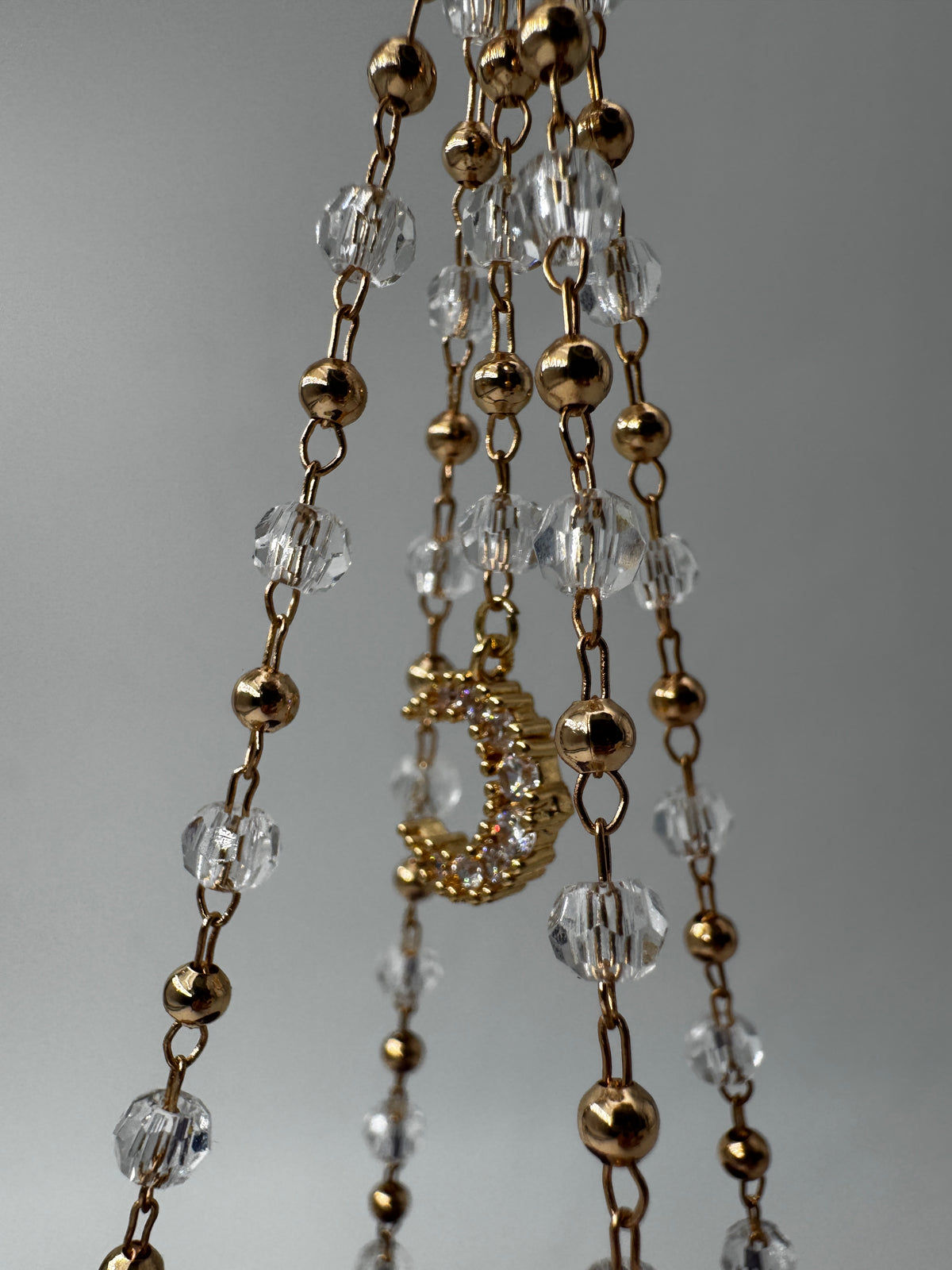 Goldener Metallständer für Mineralkugeln, Höhe 20 cm, mit einer Beispielkugel von 4,7 cm Durchmesser.