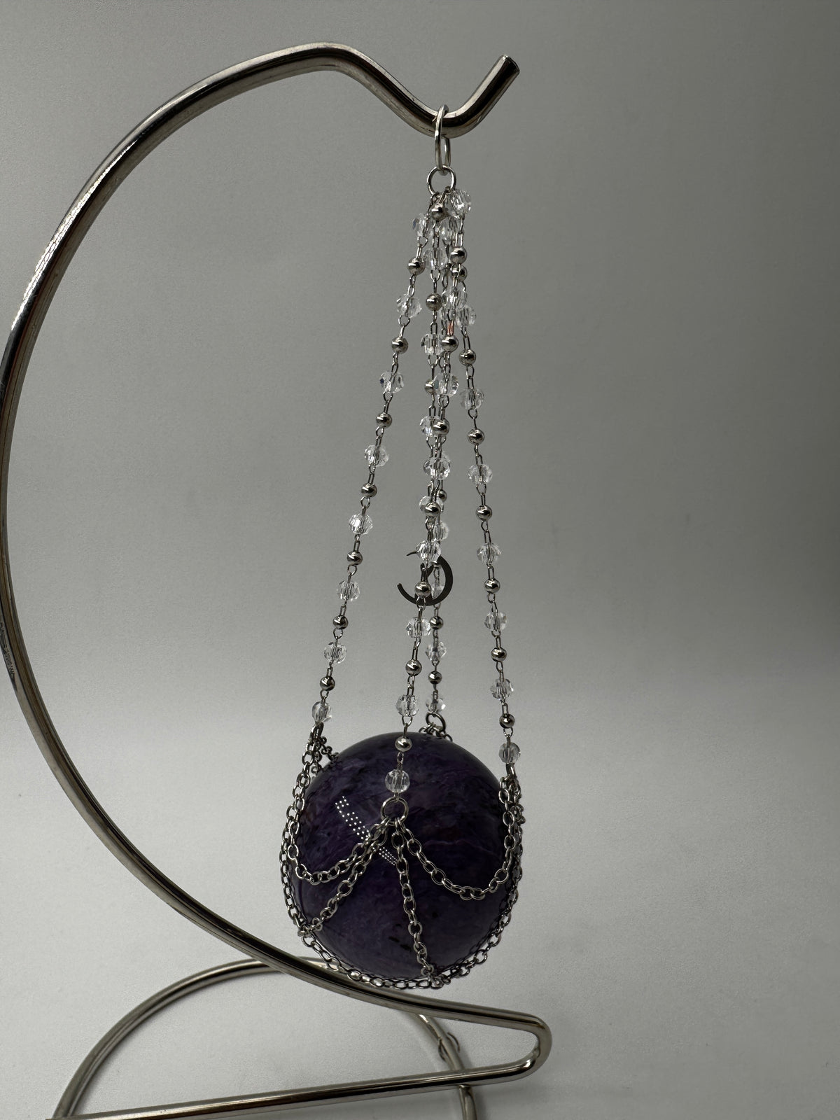 Silberner Metallständer für Mineralkugeln, Höhe 22 cm, mit einer Beispielkugel von 4,7 cm Durchmesser.