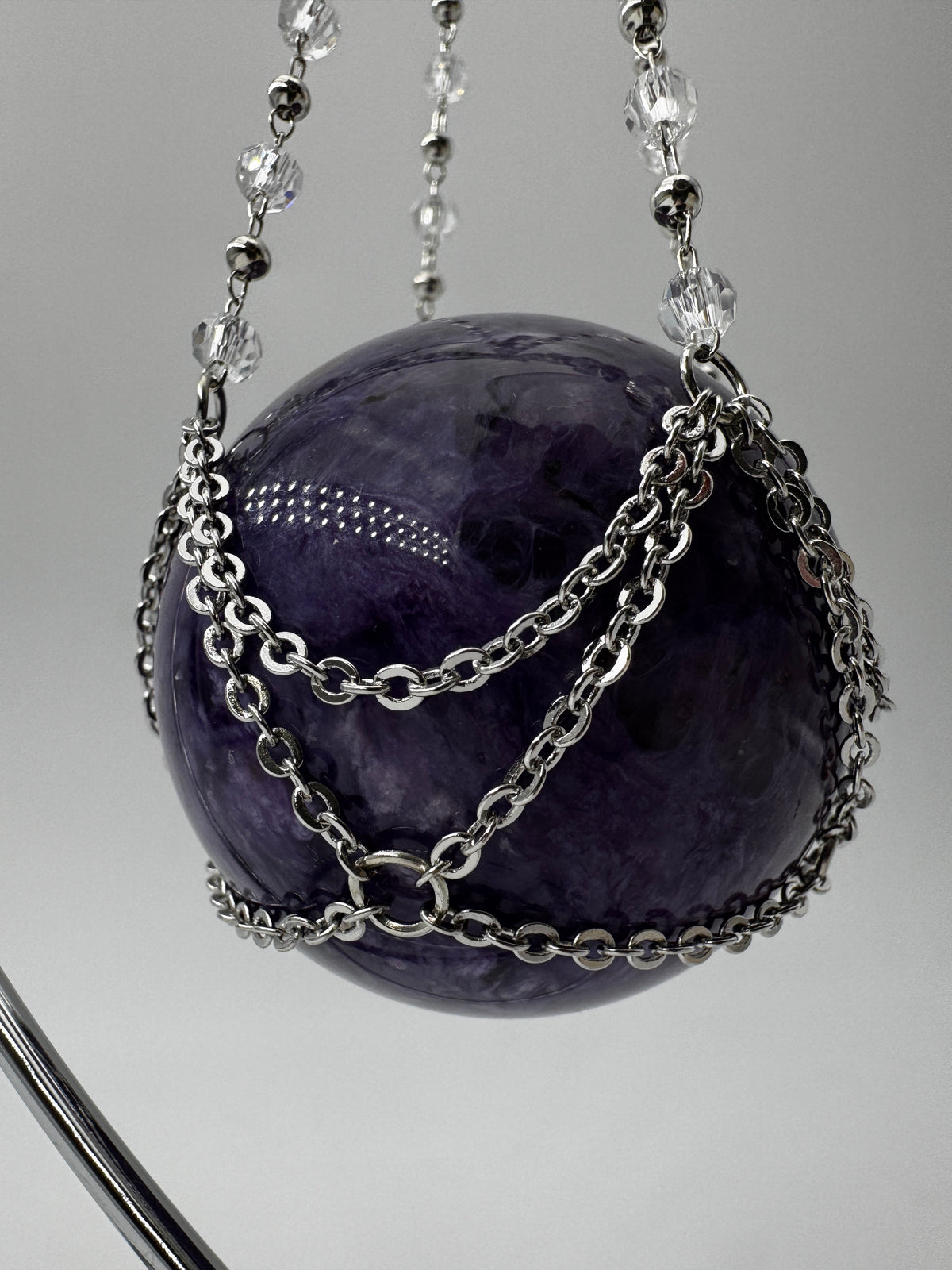 Silberner Metallständer für Mineralkugeln, Höhe 23,5 cm, mit einer Beispielkugel von 4,7 cm Durchmesser.