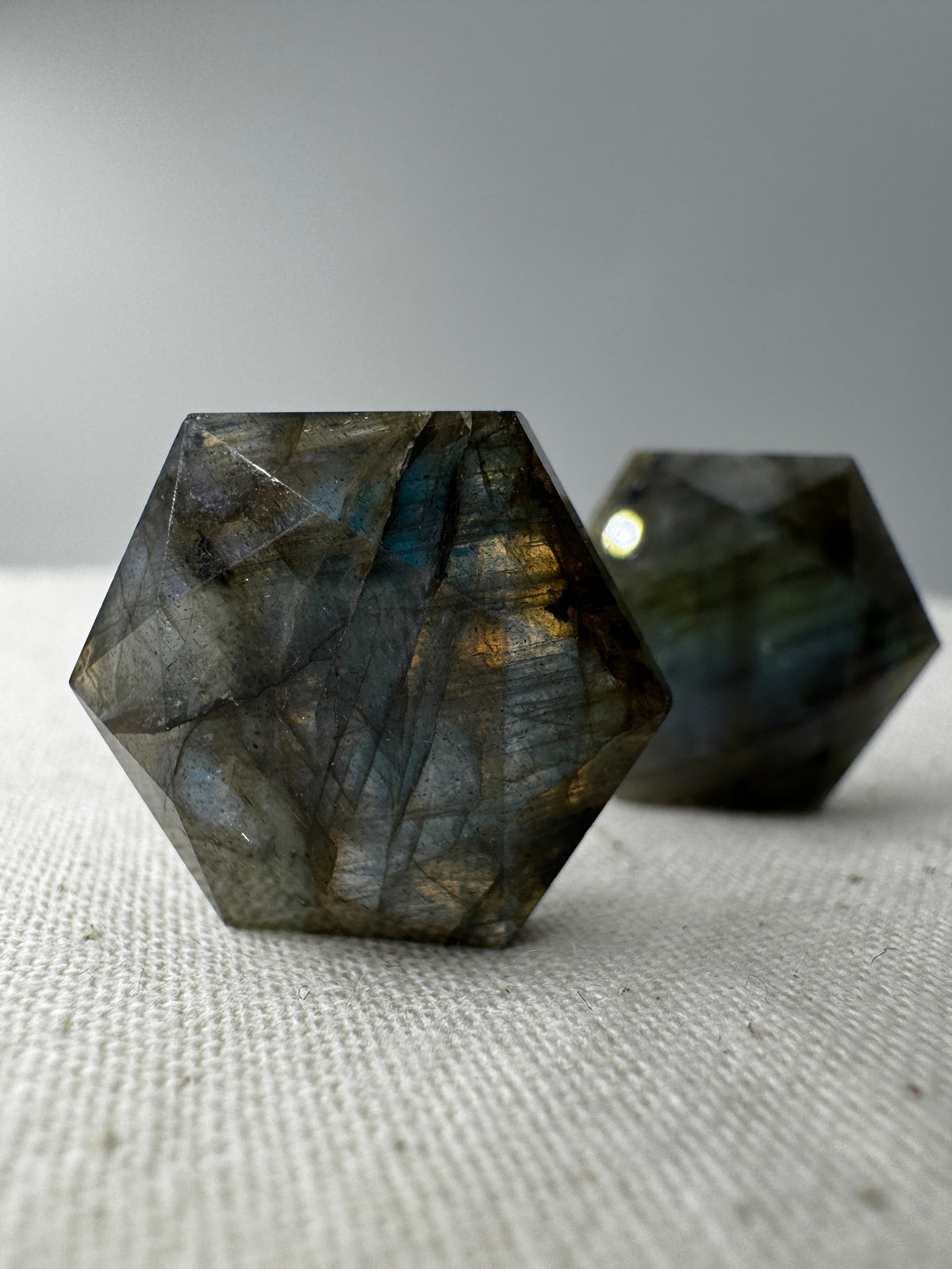 Handgeschliffener Labradorit-Feenstein in hexagonaler Form, ca. 2 cm, mit blaugrünem Labradoreszieren