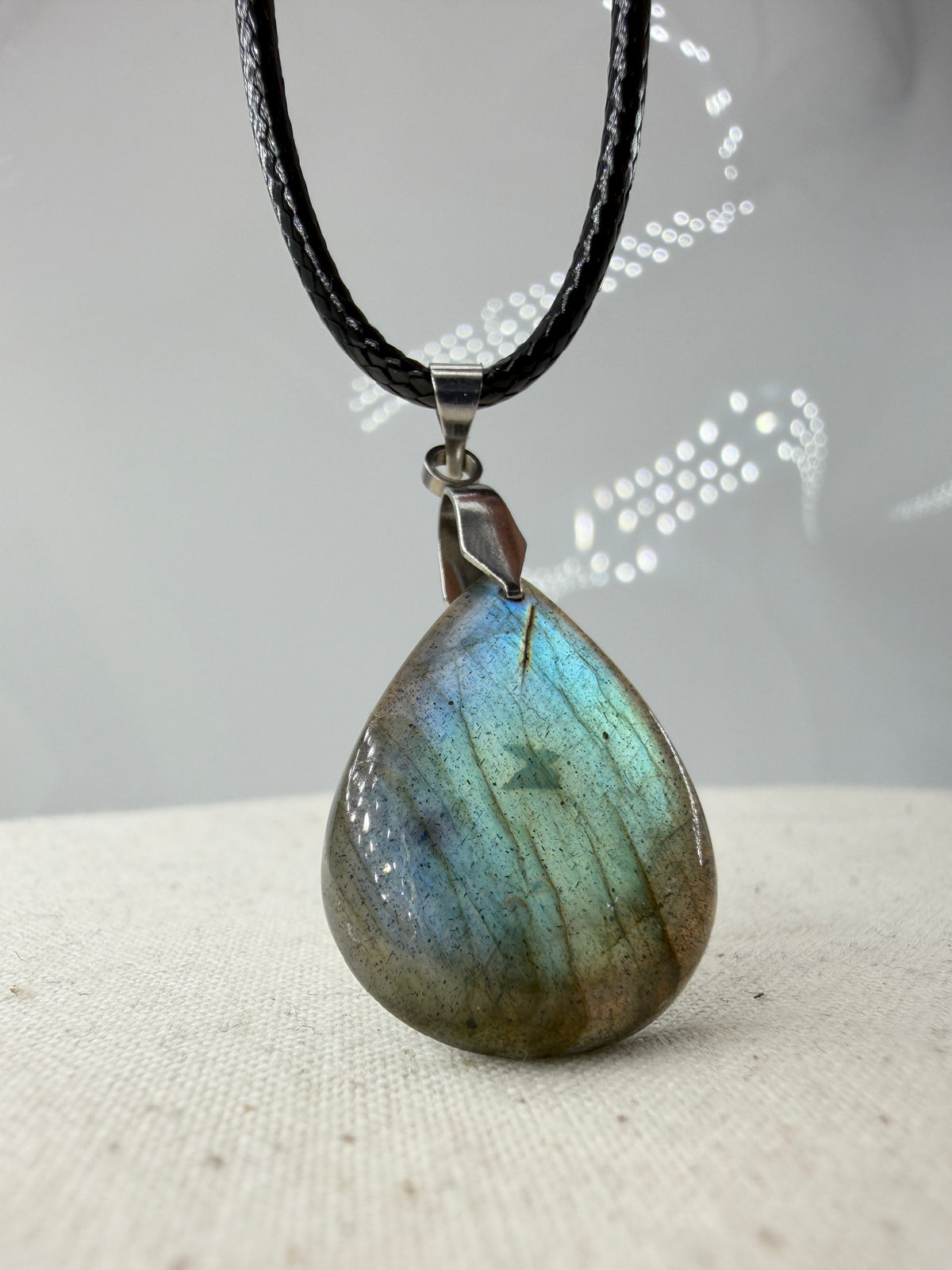Labradorit Cabochon-Anhänger LA12 mit Edelstahl-Clip – schimmernder Naturstein mit Labradoreszenz, ca. 2,6 × 2 cm
