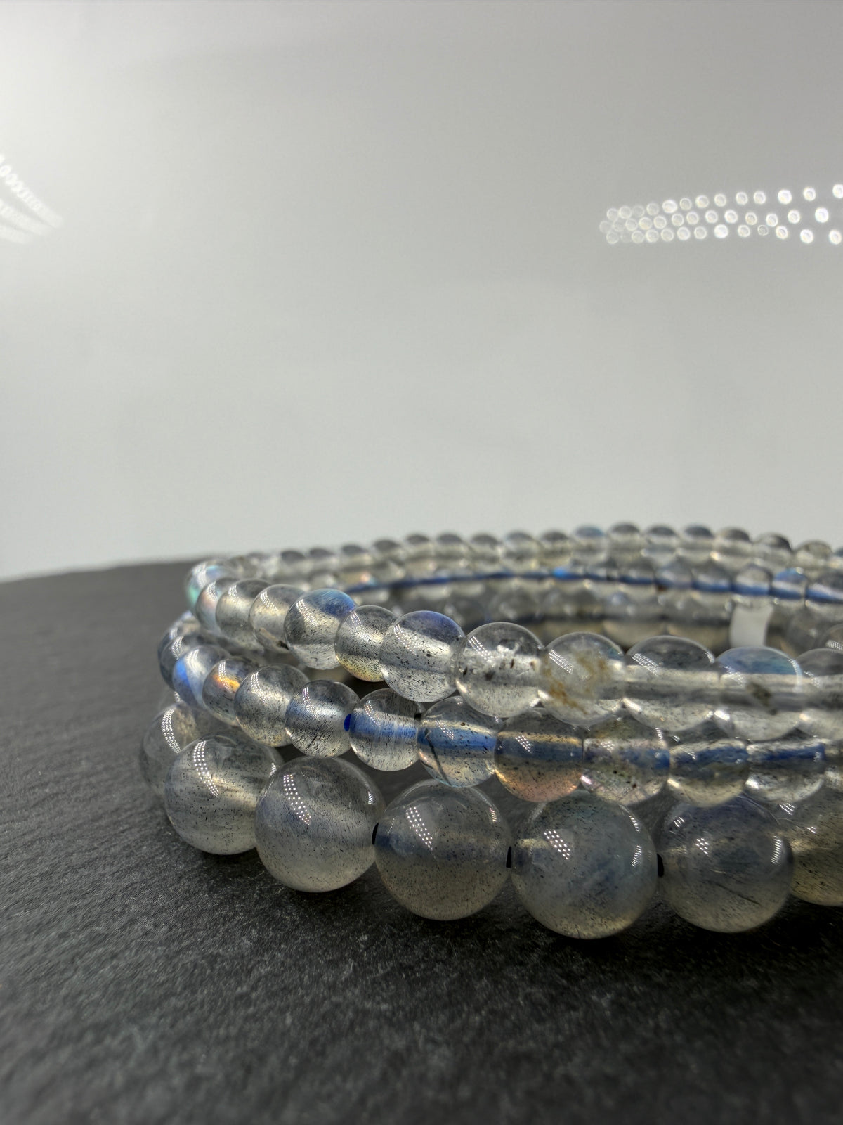 Labradorit Armband mit Labradoreszenz-Effekt.