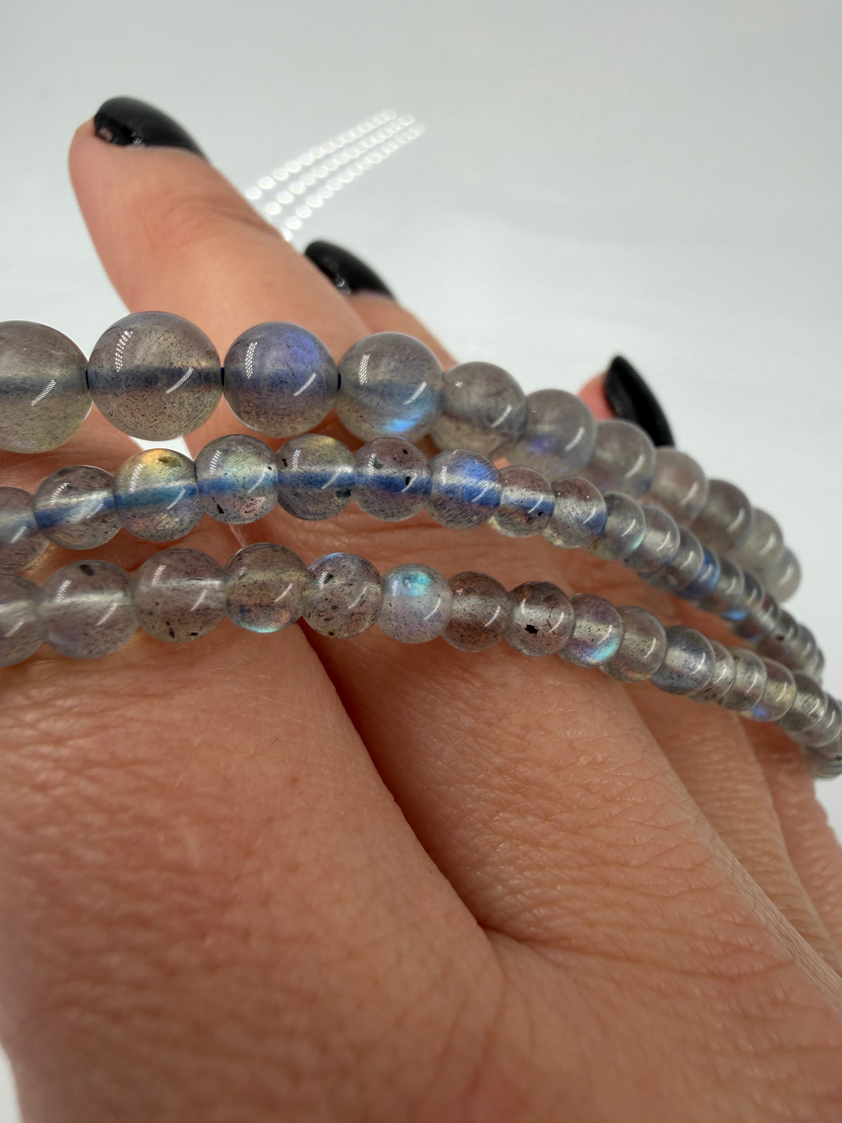Labradorit Armband mit Labradoreszenz-Effekt.