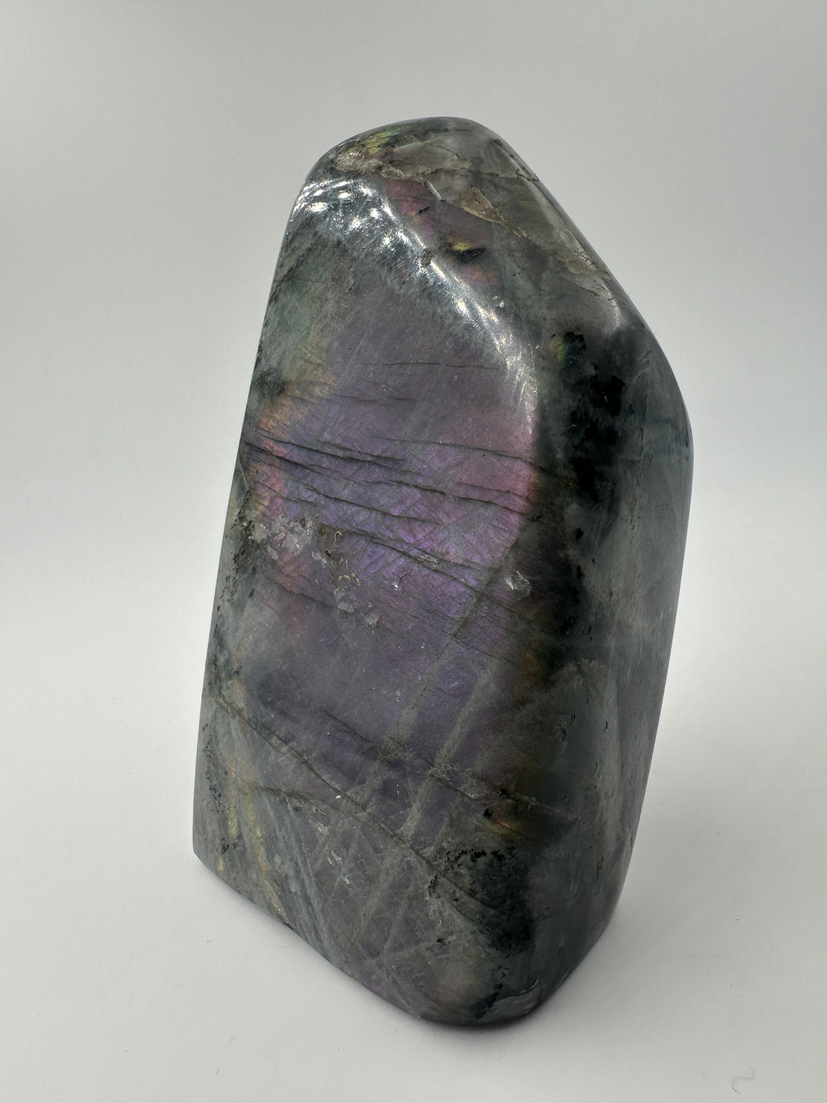Labradorit Freiform L69, 10 × 5,5 cm, großformatiges Feldspatmineral mit seltenem lila-gelbem Spektralflash, Sammlerstück