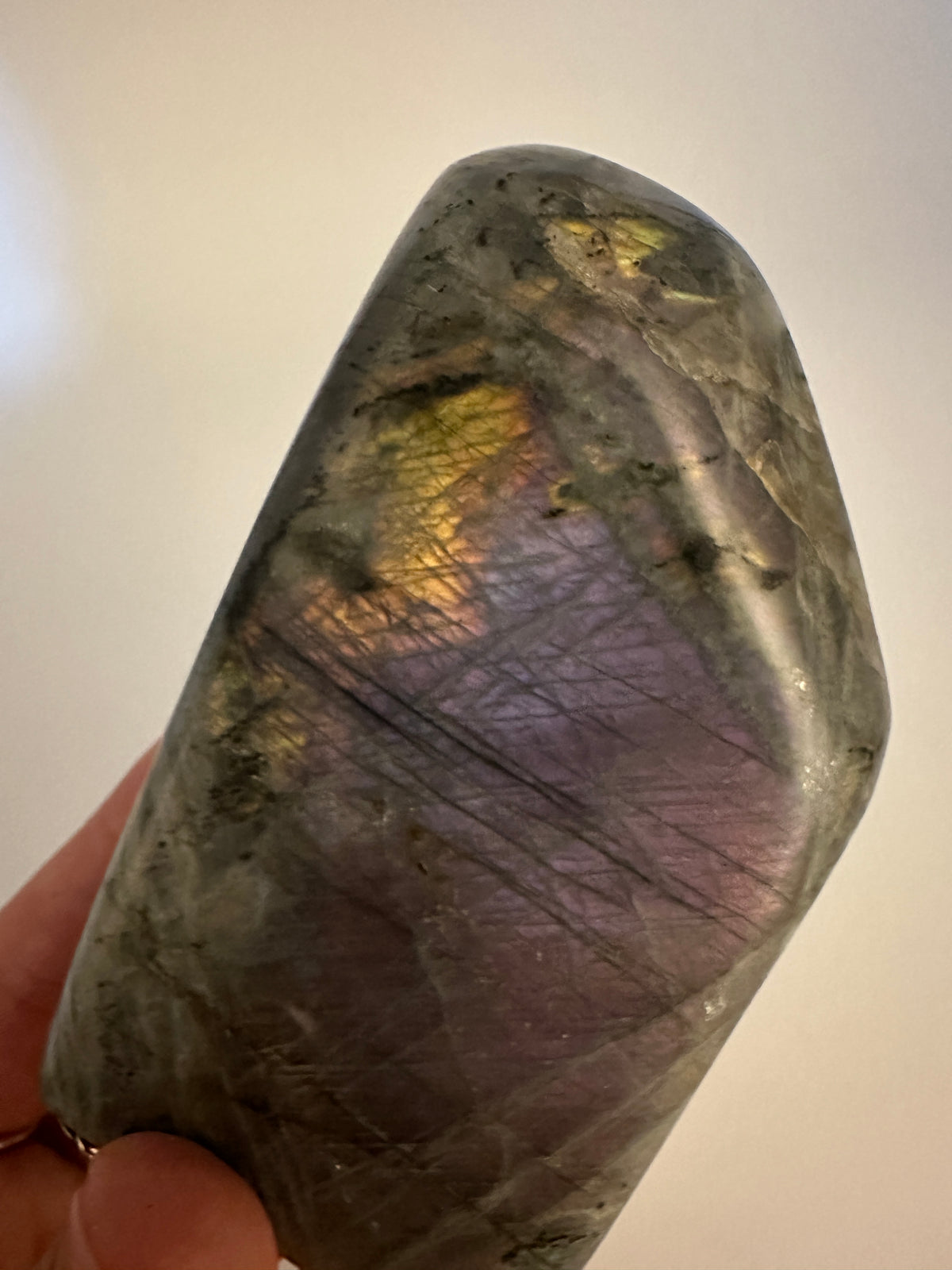 Labradorit Freiform L69, 10 × 5,5 cm, großformatiges Feldspatmineral mit seltenem lila-gelbem Spektralflash, Sammlerstück