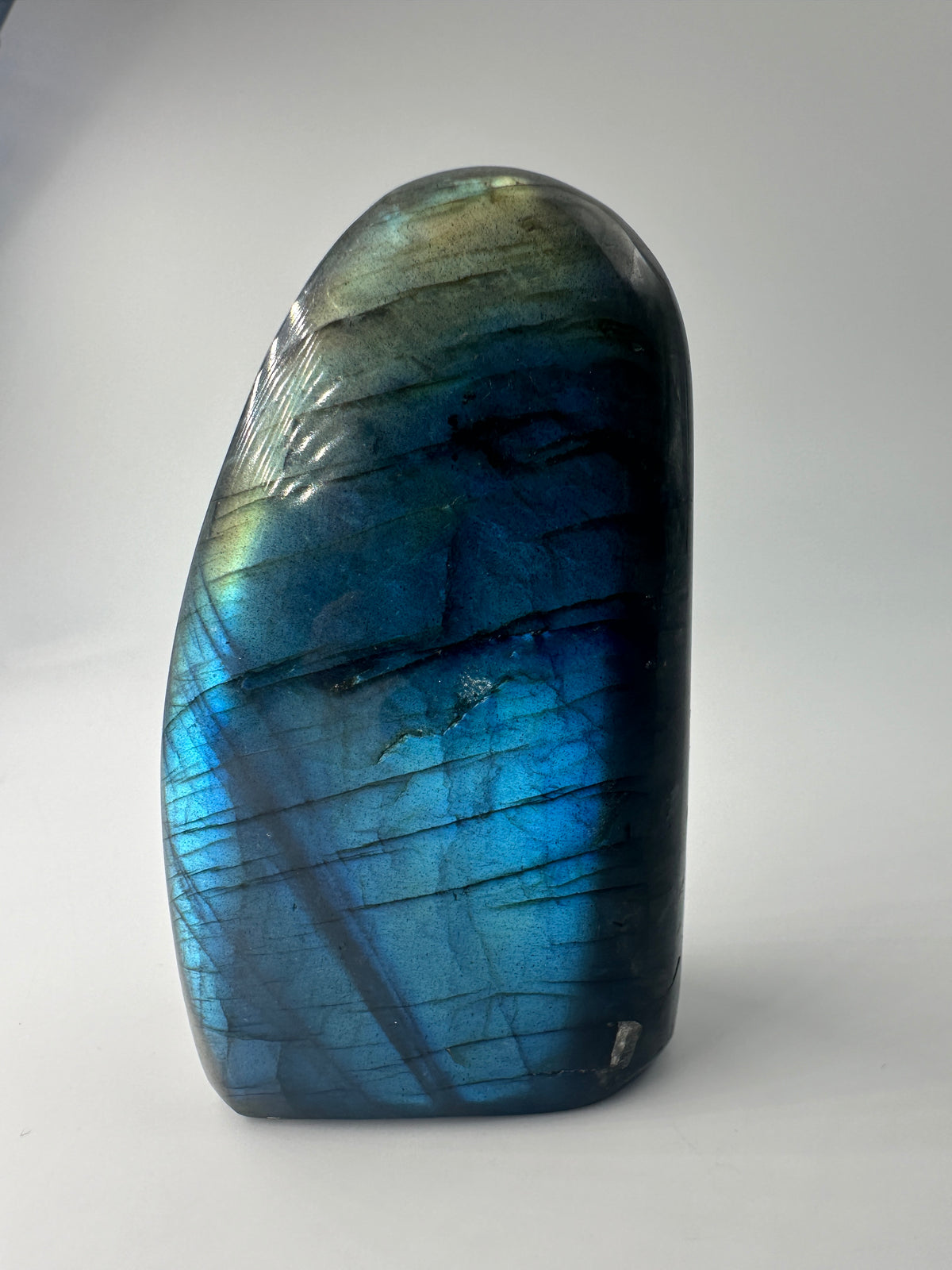 Labradorit Freiform LFD38, 7,5 × 4,5 cm, längliches poliertes Feldspatmineral mit blau-goldenem Labradoreszenz-Schimmer, Sammlerstück