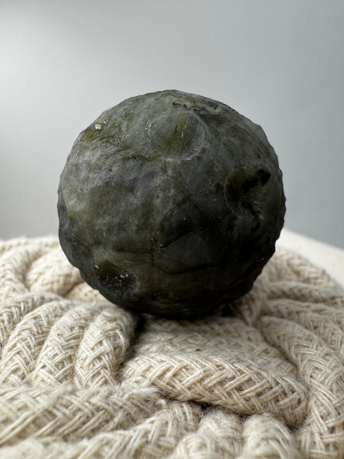 Labradorit Mond LMA35 – handgeschnitzter Mond aus Labradorit 
