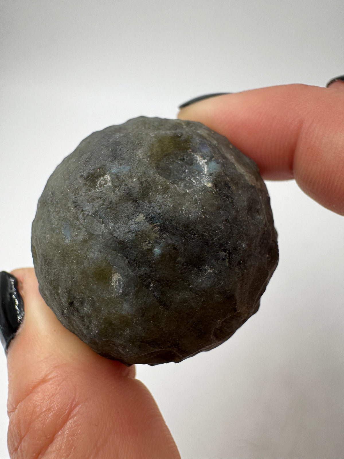 Labradorit-Mond mit haptischen Kratern und Labradoreszenz.
