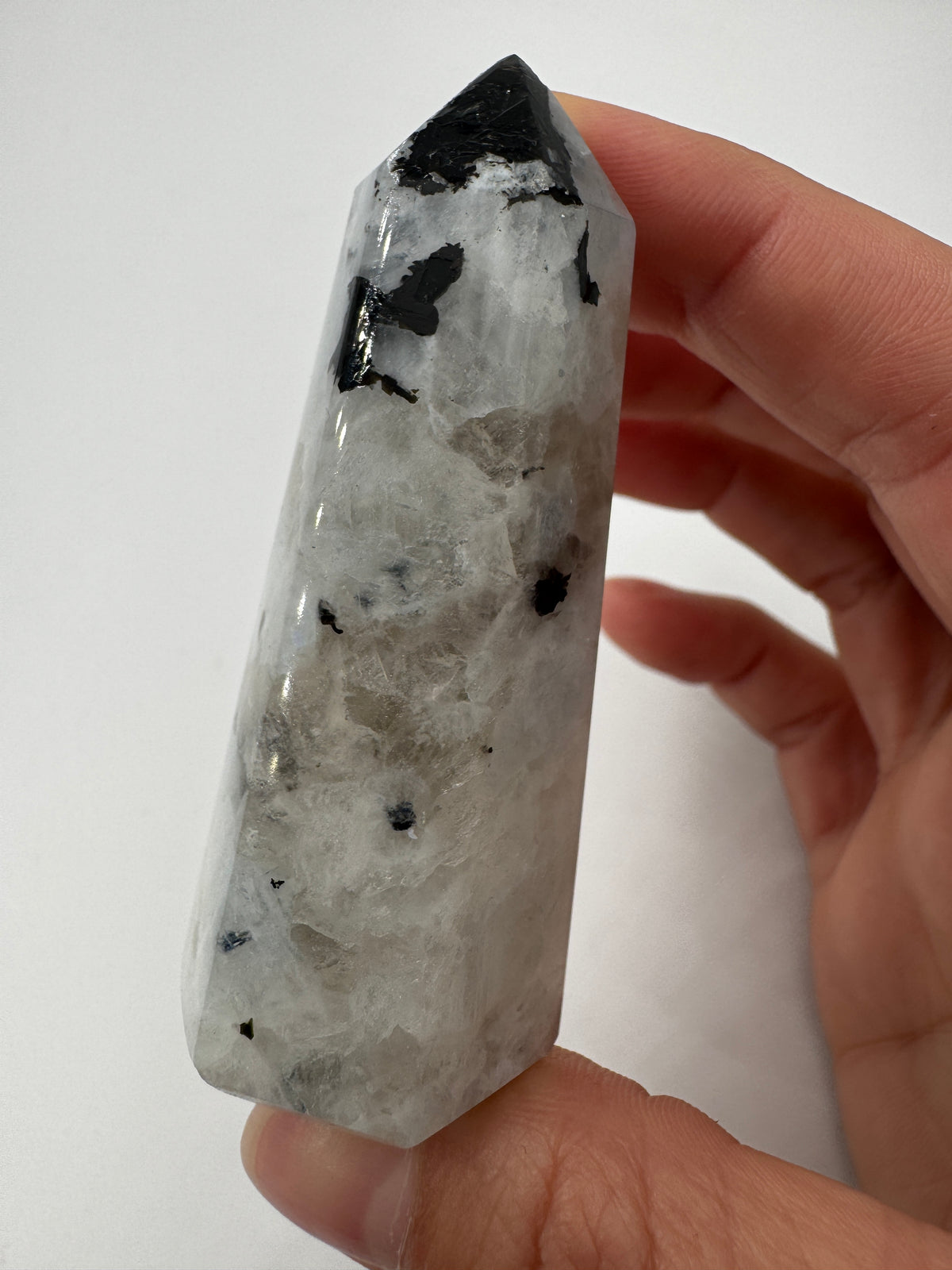 Weiße Labradorit Spitze LS38, Höhe 7 cm – cremig-weiße Feldspatvarietät mit blauem Labradoreszenz-Flash, polierte Basis, natürliche Spitze, Einzelstück.