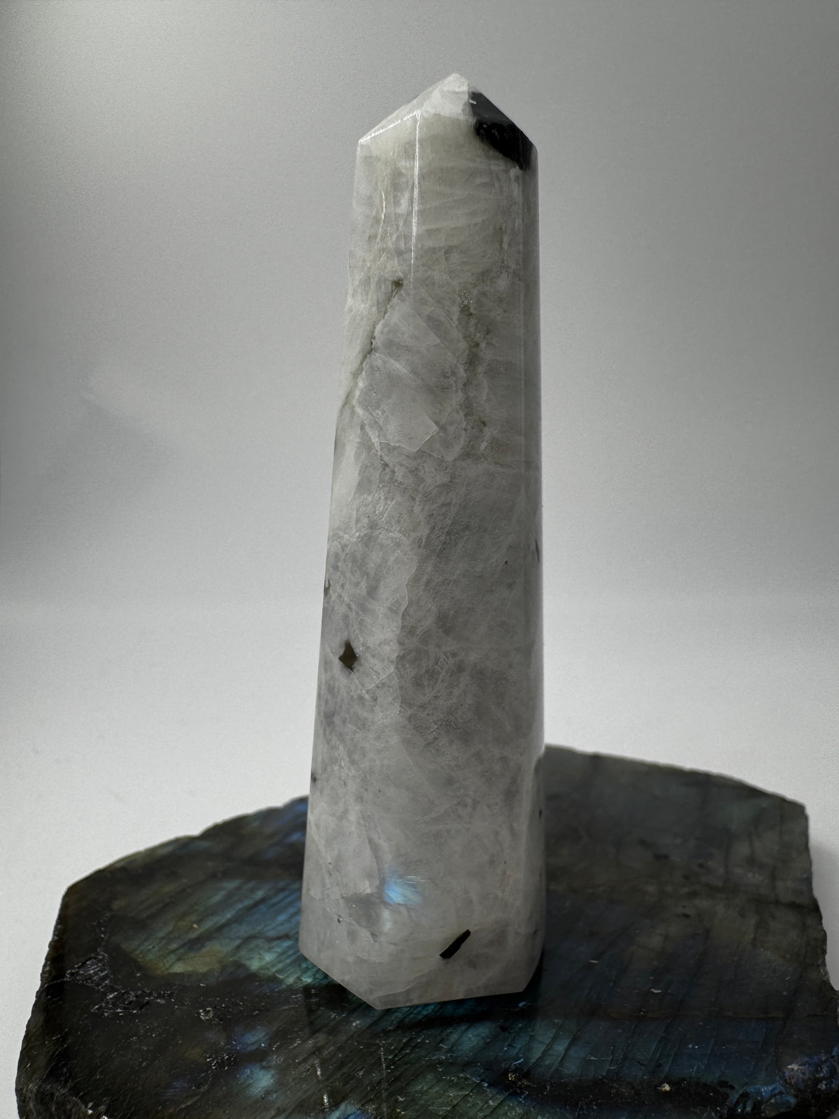 Weiße Labradorit Spitze LS47, Höhe 8,7 cm – cremig-weiße Feldspatvarietät mit blauem Labradoreszenz-Flash, polierte Basis, natürliche Spitze, Einzelstück.