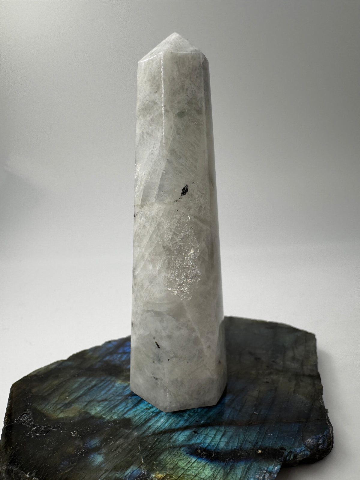 Weiße Labradorit Spitze LS48, Höhe 9 cm – cremig-weiße Feldspatvarietät mit blauem Labradoreszenz-Flash, polierte Basis, natürliche Spitze, Einzelstück.