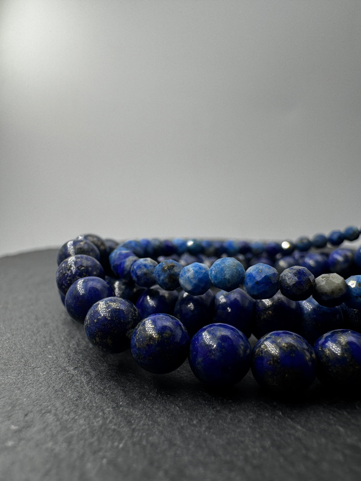 Armbänder  aus Lapislazuli, tiefblau mit Pyrit-Einschlüssen.