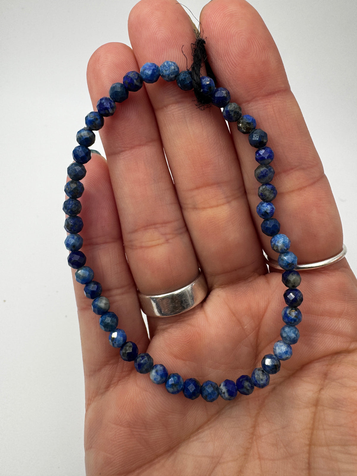 Armbänder  aus Lapislazuli, tiefblau mit Pyrit-Einschlüssen.