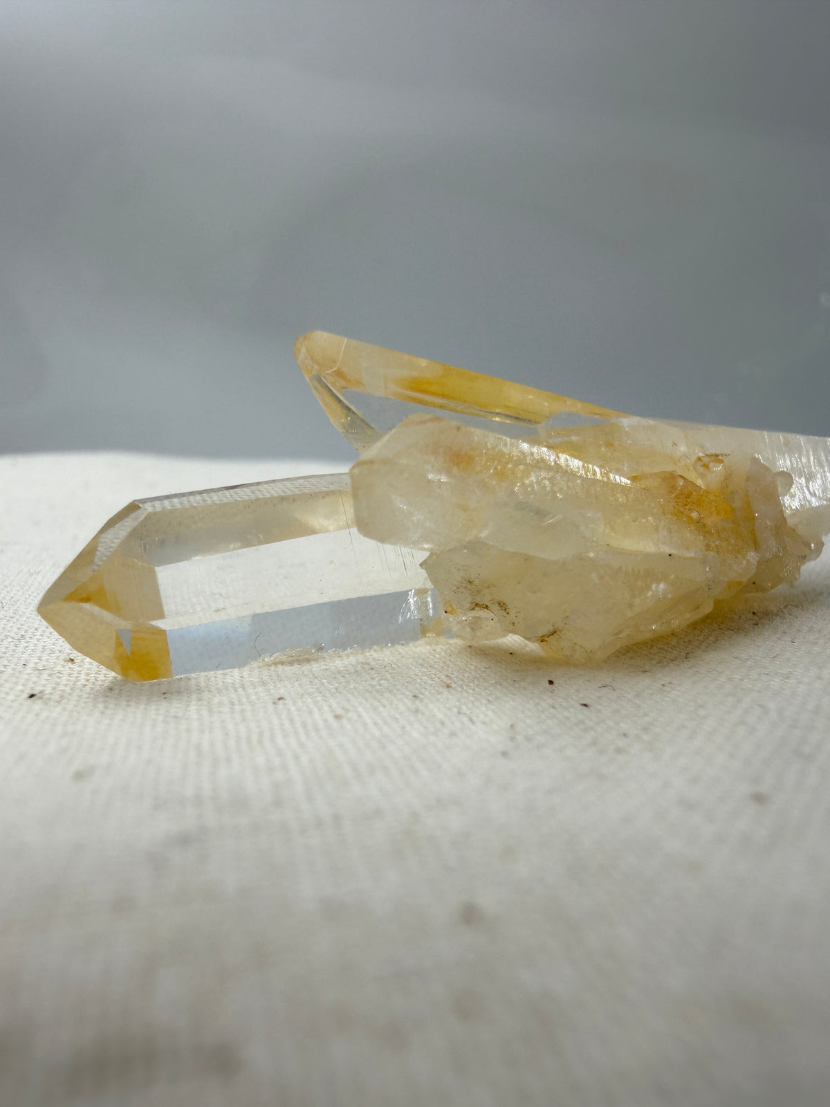Gelber Lemurian Quarz KL28, 6 × 1,9 cm, Herkunft Brasilien, mit sichtbaren Lemurian Lines auf den Prismenflächen.