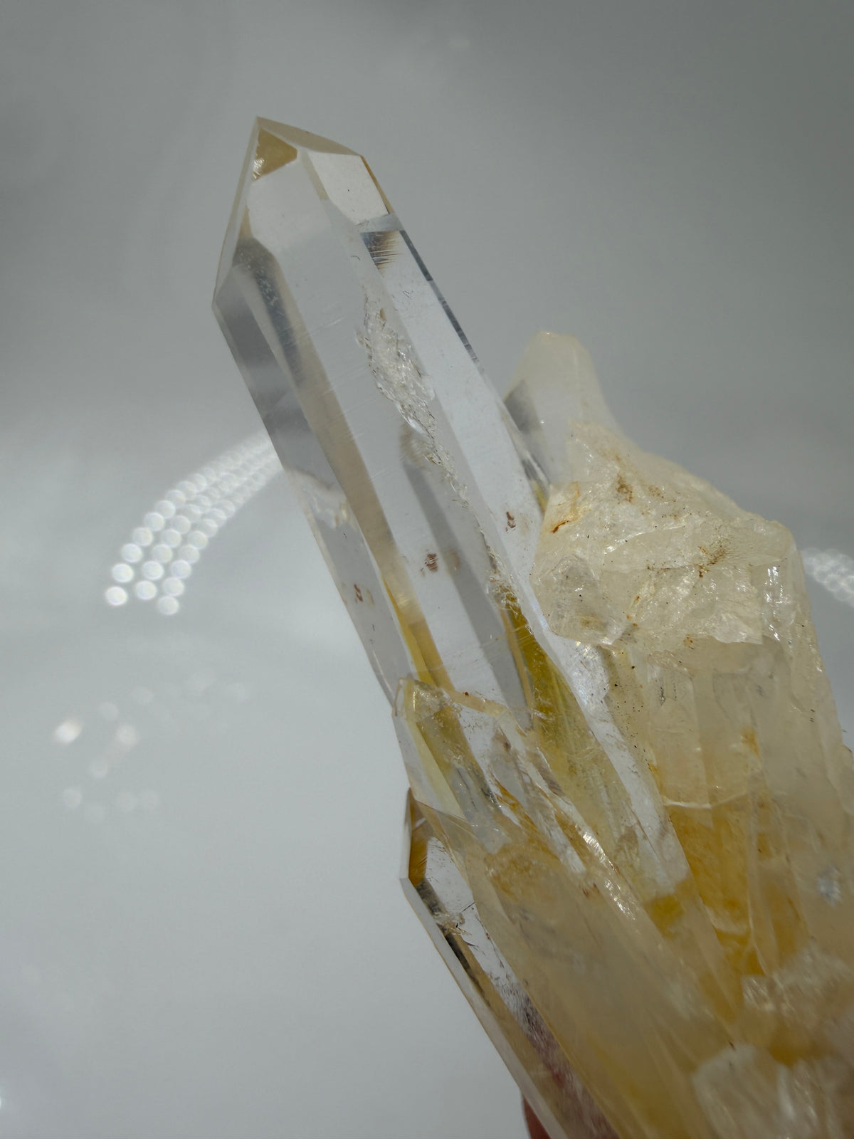 Gelber Lemurian Quarz KL28, 6 × 1,9 cm, Herkunft Brasilien, mit sichtbaren Lemurian Lines auf den Prismenflächen.