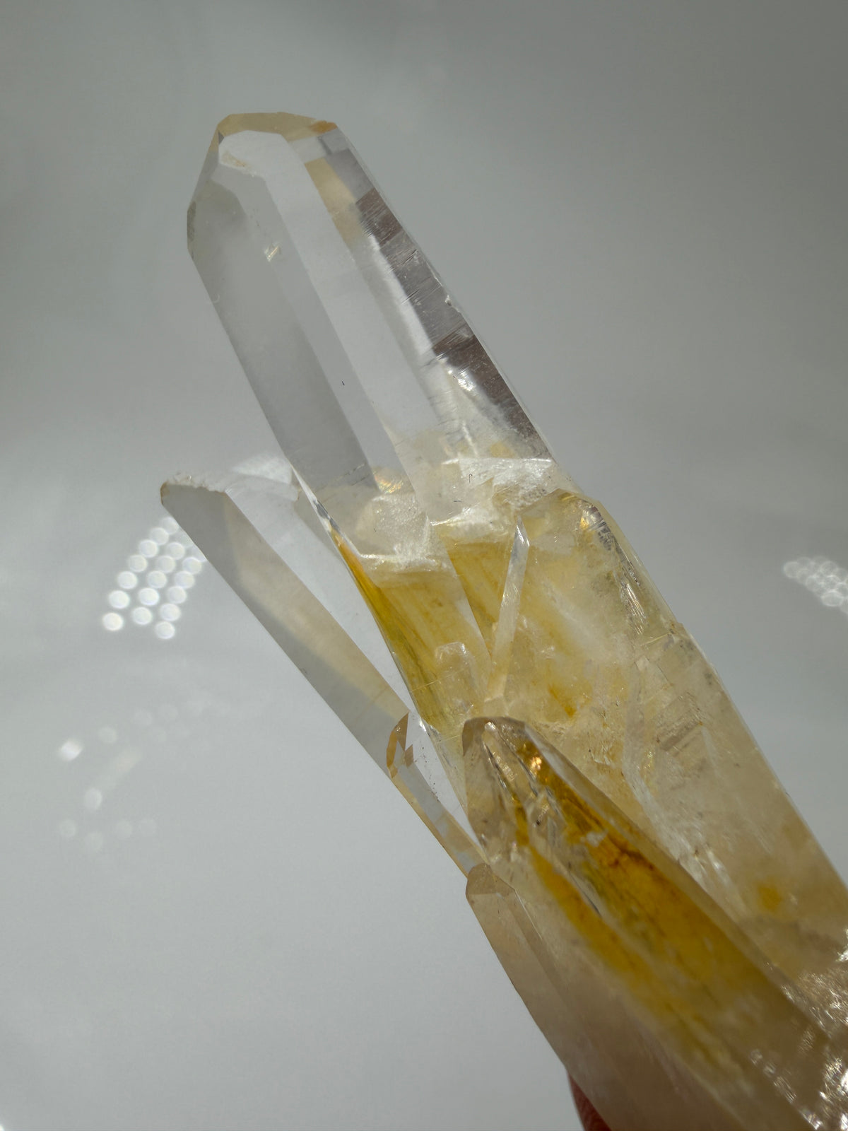 Gelber Lemurian Quarz KL28, 6 × 1,9 cm, Herkunft Brasilien, mit sichtbaren Lemurian Lines auf den Prismenflächen.