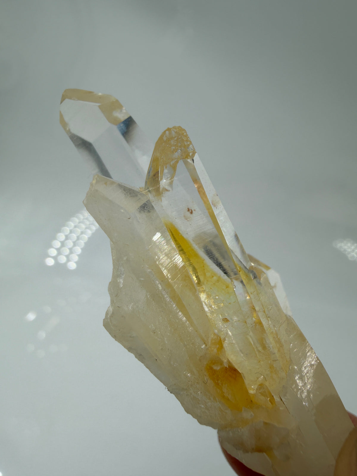 Gelber Lemurian Quarz KL28, 6 × 1,9 cm, Herkunft Brasilien, mit sichtbaren Lemurian Lines auf den Prismenflächen.