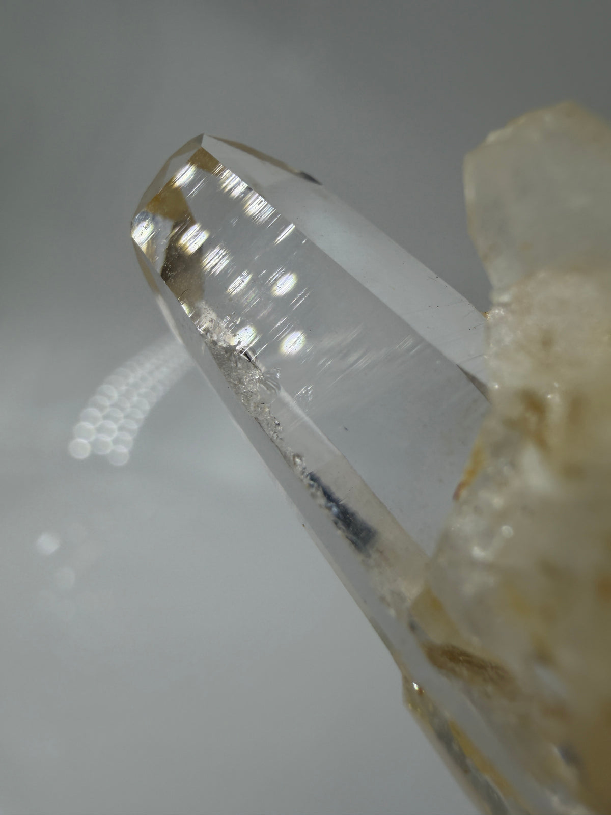 Gelber Lemurian Quarz KL28, 6 × 1,9 cm, Herkunft Brasilien, mit sichtbaren Lemurian Lines auf den Prismenflächen.