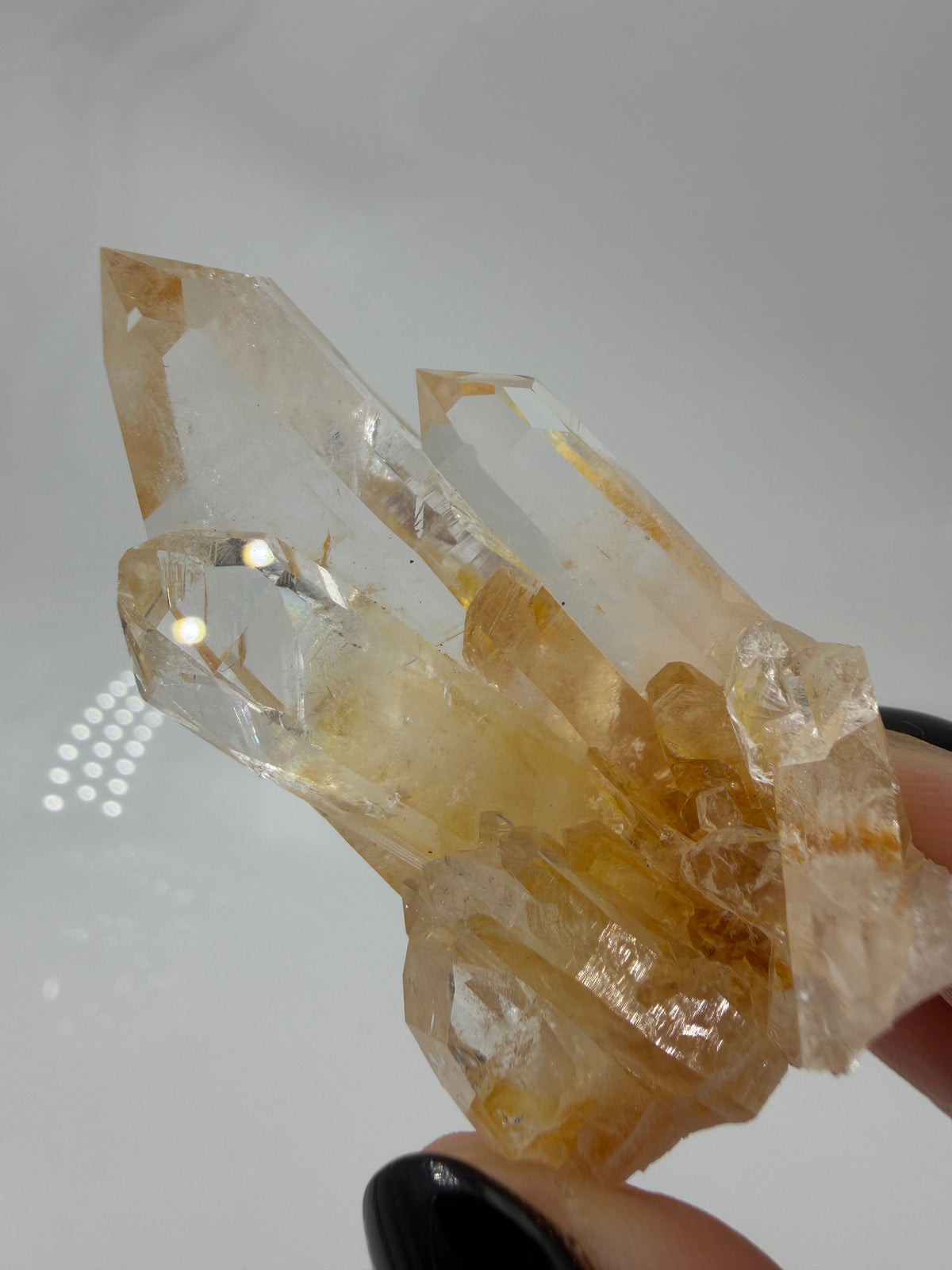 Gelber Lemurian Quarz KL48, 5,1 × 3,1 cm, Herkunft Brasilien, mit sichtbaren Lemurian Lines auf den Prismenflächen.
