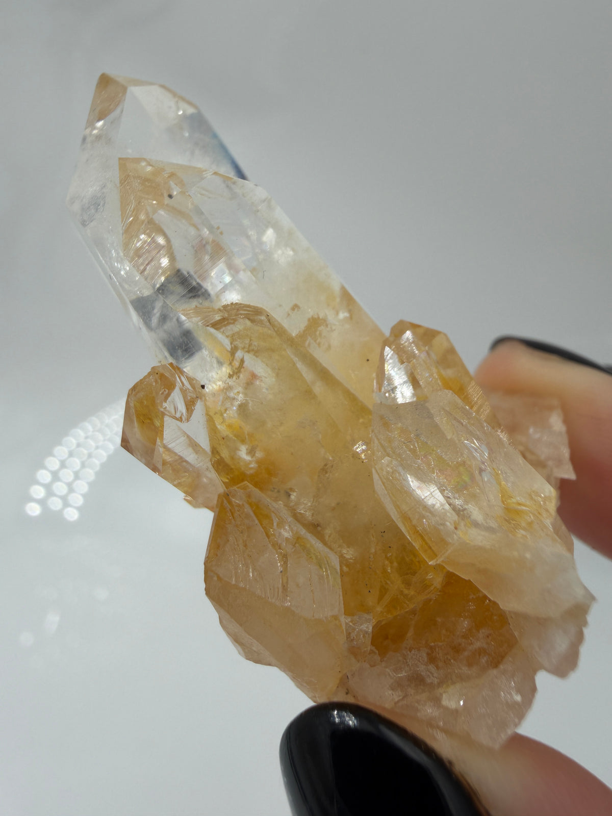 Gelber Lemurian Quarz KL48, 5,1 × 3,1 cm, Herkunft Brasilien, mit sichtbaren Lemurian Lines auf den Prismenflächen.