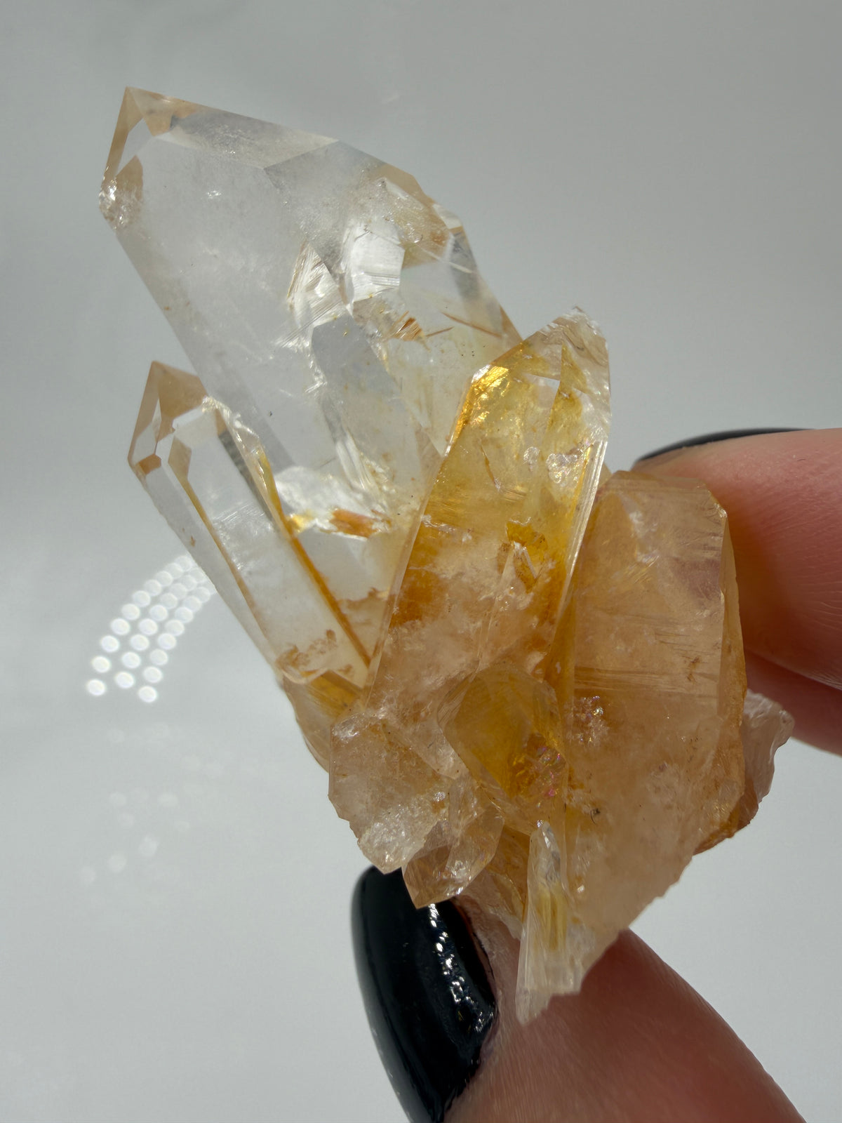 Gelber Lemurian Quarz KL48, 5,1 × 3,1 cm, Herkunft Brasilien, mit sichtbaren Lemurian Lines auf den Prismenflächen.