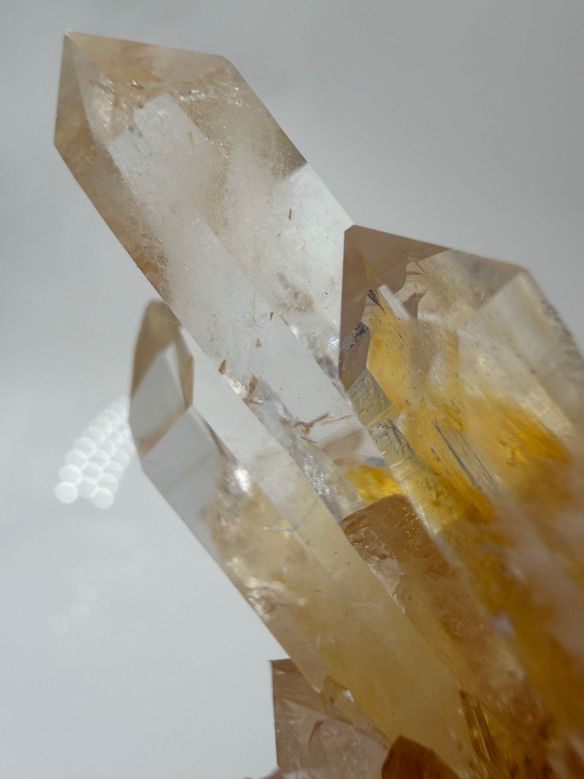 Gelber Lemurian Quarz KL48, 5,1 × 3,1 cm, Herkunft Brasilien, mit sichtbaren Lemurian Lines auf den Prismenflächen.