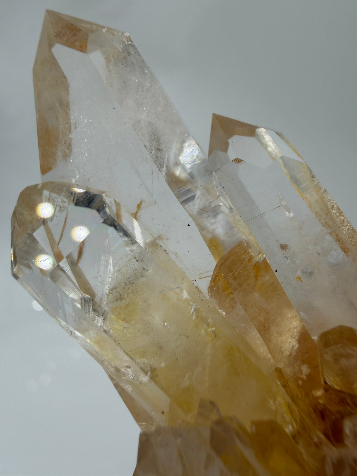 Gelber Lemurian Quarz KL48, 5,1 × 3,1 cm, Herkunft Brasilien, mit sichtbaren Lemurian Lines auf den Prismenflächen.