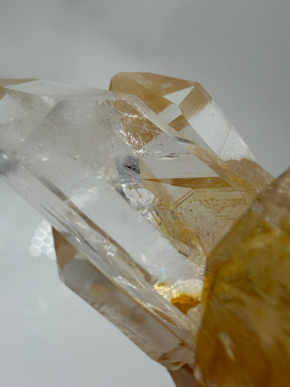 Gelber Lemurian Quarz KL48, 5,1 × 3,1 cm, Herkunft Brasilien, mit sichtbaren Lemurian Lines auf den Prismenflächen.
