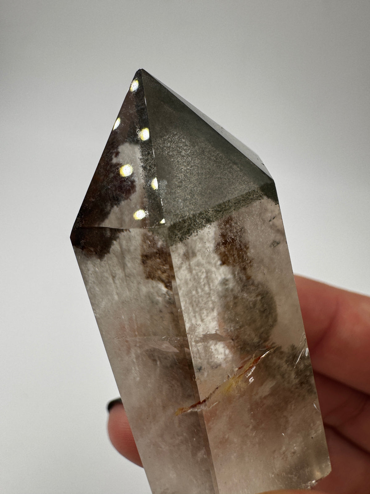 Lodolith Freiform GF15, mit sichtbaren Chlorit- und Hämatit-Einschlüssen im klaren Quarz, organisch geschliffen.