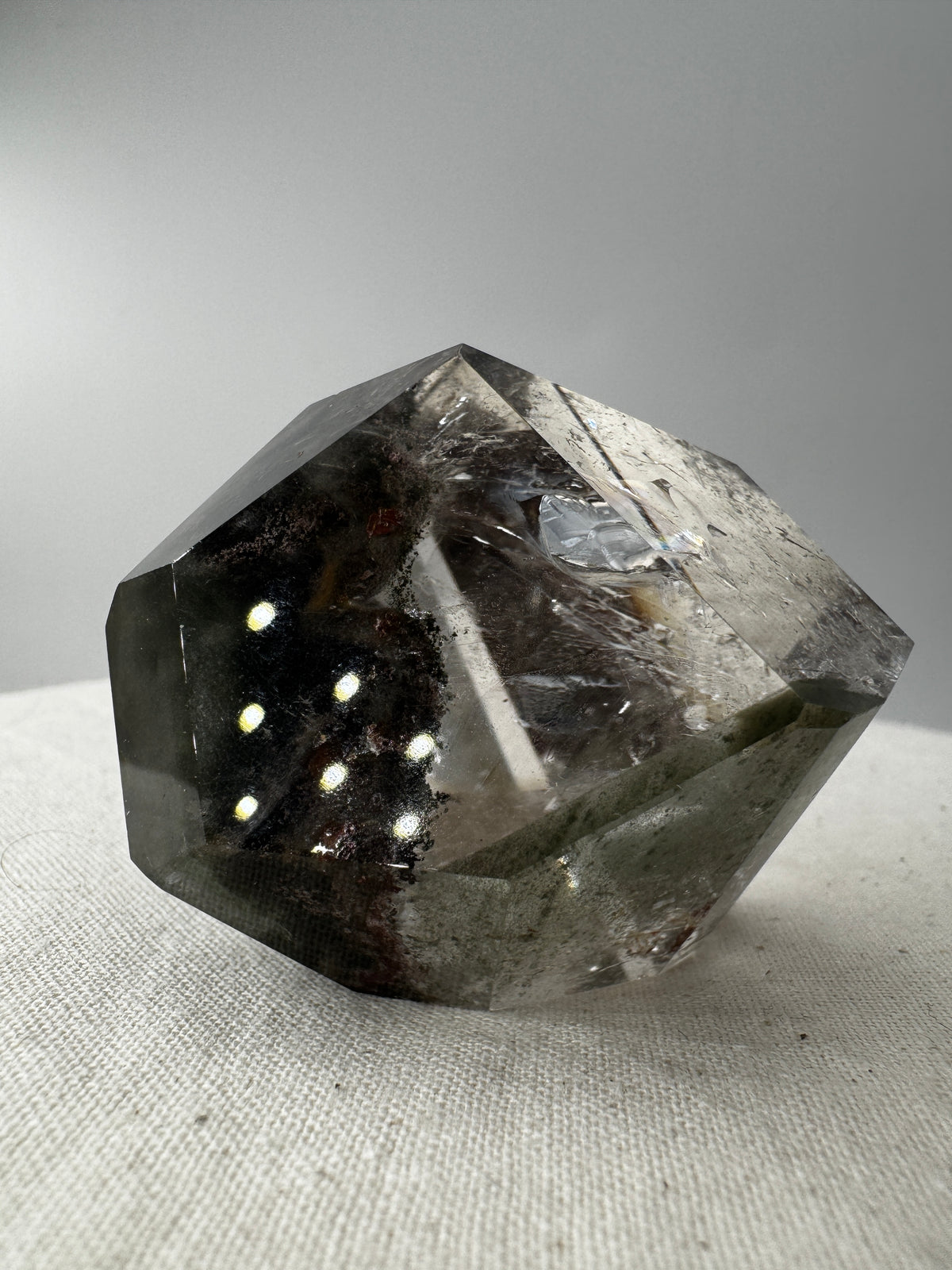 Lodolith Freiform GF31, mit fein verteilten Chlorit- und Eisenoxid-Einschlüssen im klaren Quarz, organisch geschliffen.