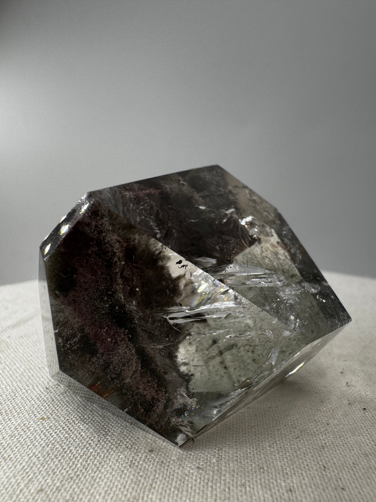 Lodolith Freiform GF31, mit fein verteilten Chlorit- und Eisenoxid-Einschlüssen im klaren Quarz, organisch geschliffen.