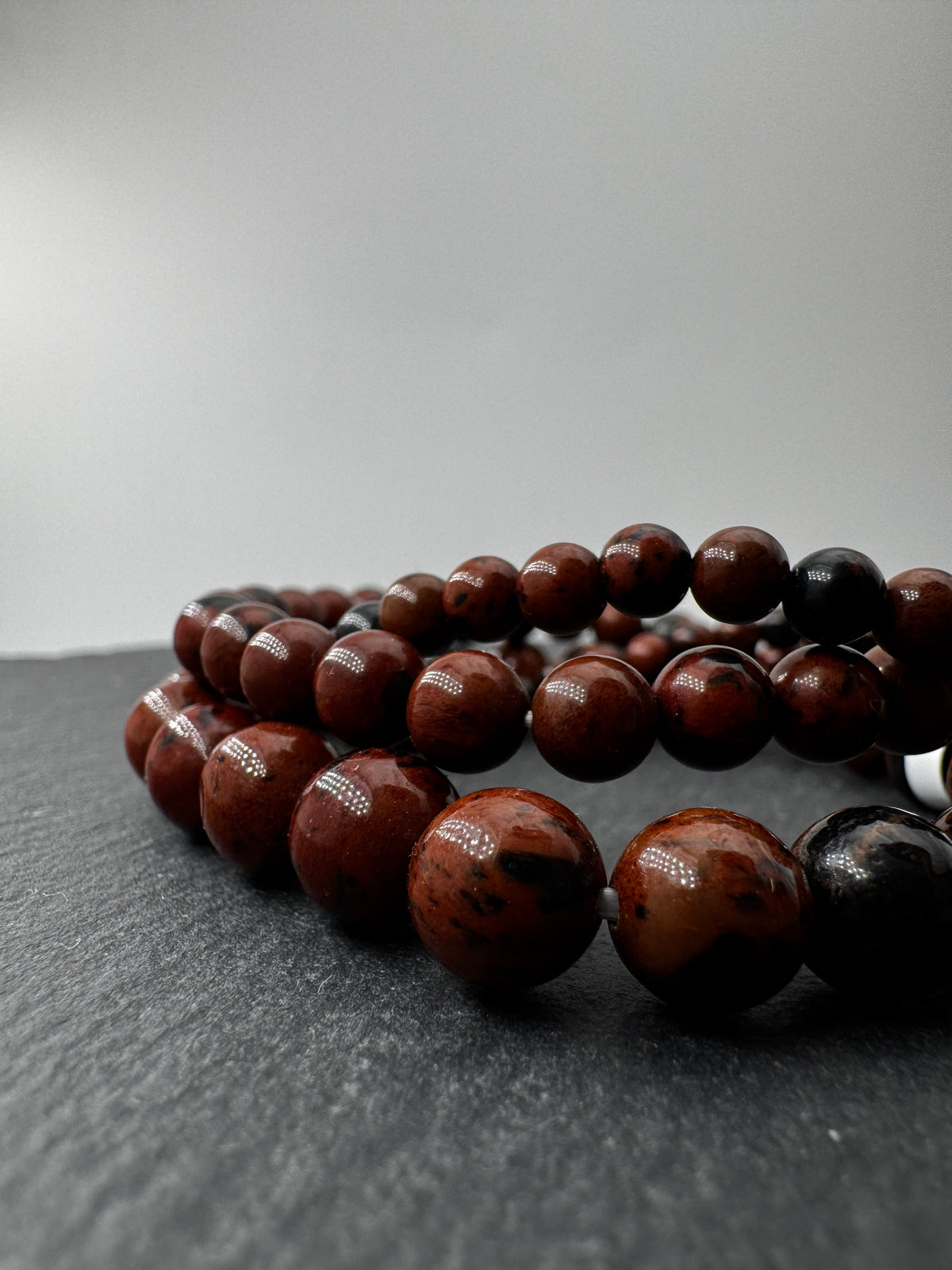 Mahagoni-Obsidian-Kugelarmband in Rotbraun und Schwarz.