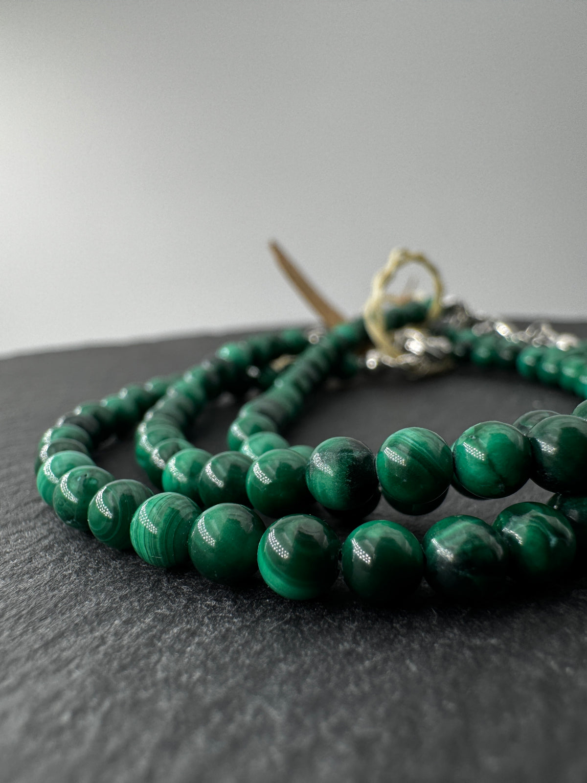 Armband oder Fußkettchen aus Malachit MF15, 4 mm Perlen, 20 cm + 5 cm Verlängerung – intensiv grünes Kupfercarbonat-Mineral mit charakteristischer Bänderung.