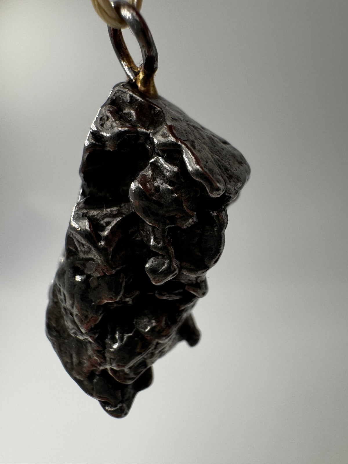 Meteoriten-Anhänger MA32 – echter Eisen-Nickel-Meteorit aus Campo del Cielo, Argentinien, mit charakteristischer Widmanstätten-Struktur, kosmisches Sammlerobjekt als Schmuck.