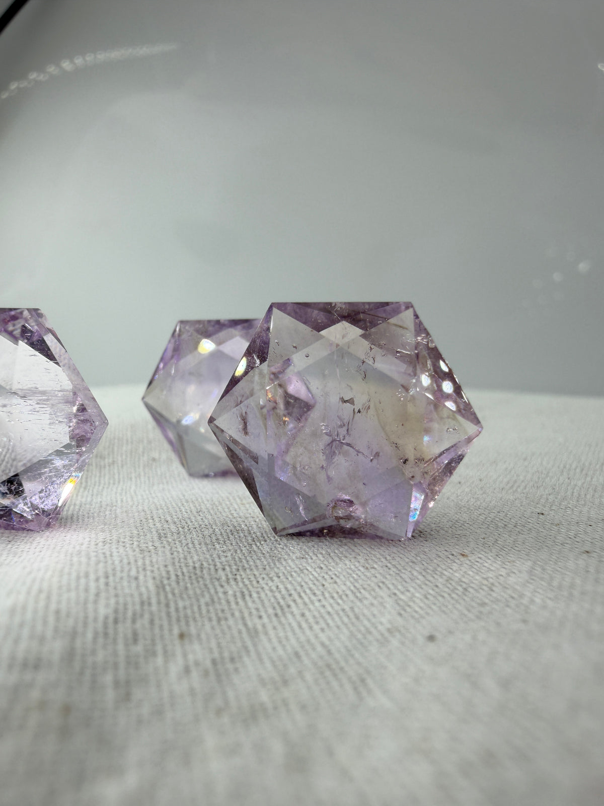 Handgeschliffener Amethyst-Feenstein in hexagonaler Form, ca. 2 cm, violett mit möglichen Citrin-Zonen