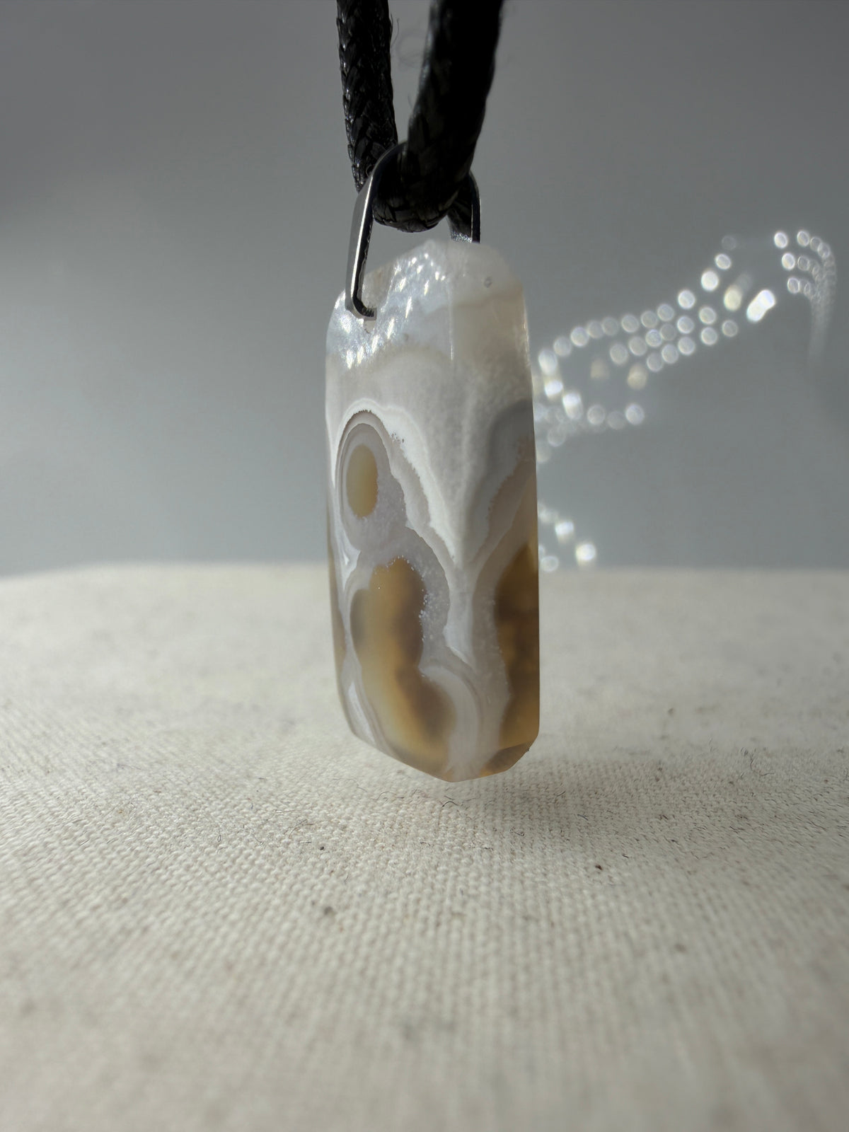 Moosachat Anhänger SM24 – dendritische Einschlüsse in transluzenter Chalcedon-Grundmasse, Edelstahlclip, Herkunft Indonesien
