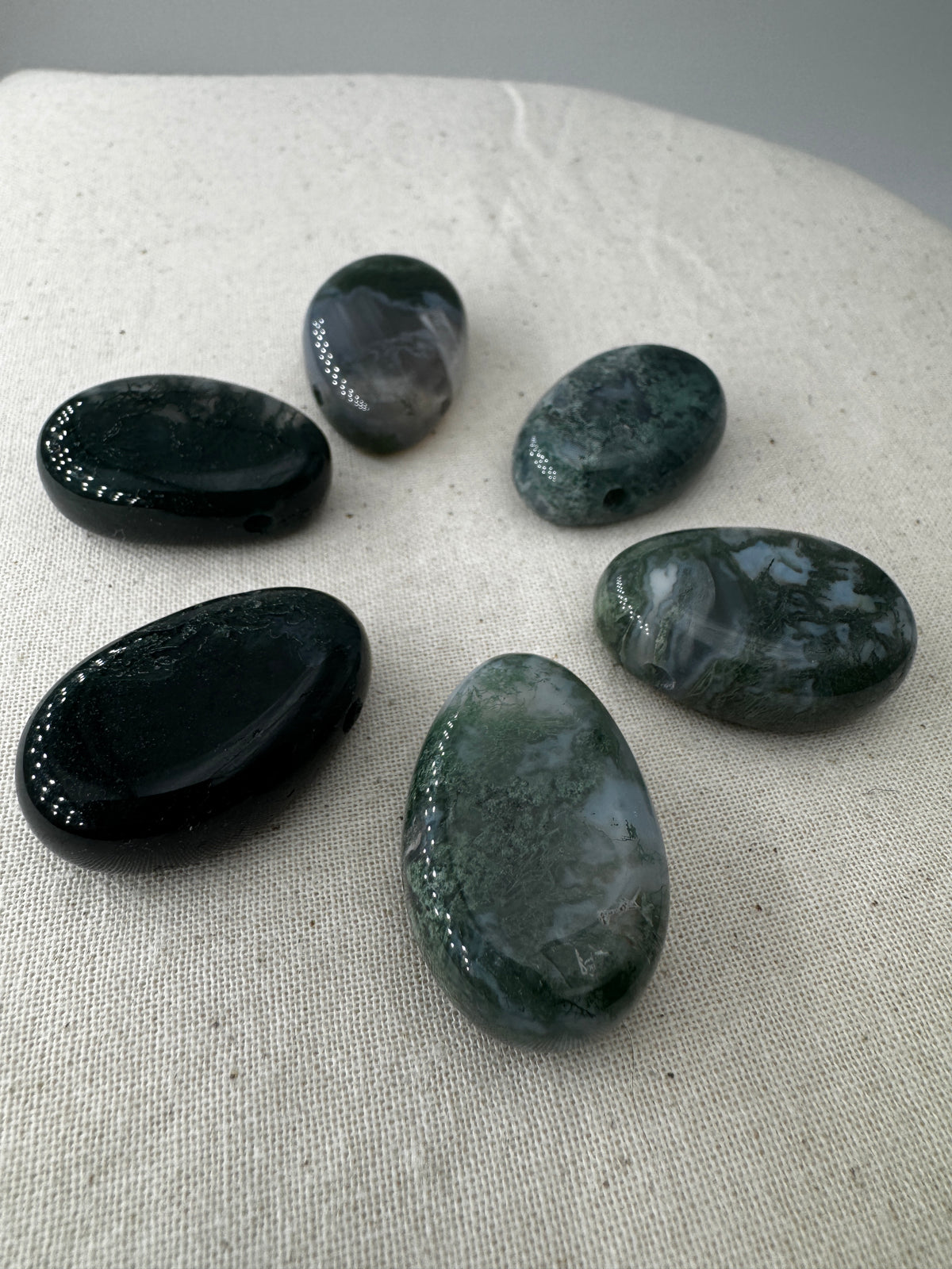 Moosachat Tropfen Anhänger, 3 cm, gebohrt, mit charakteristischen dendritischen Chlorit-Einschlüssen im transluzenten Chalcedon.
