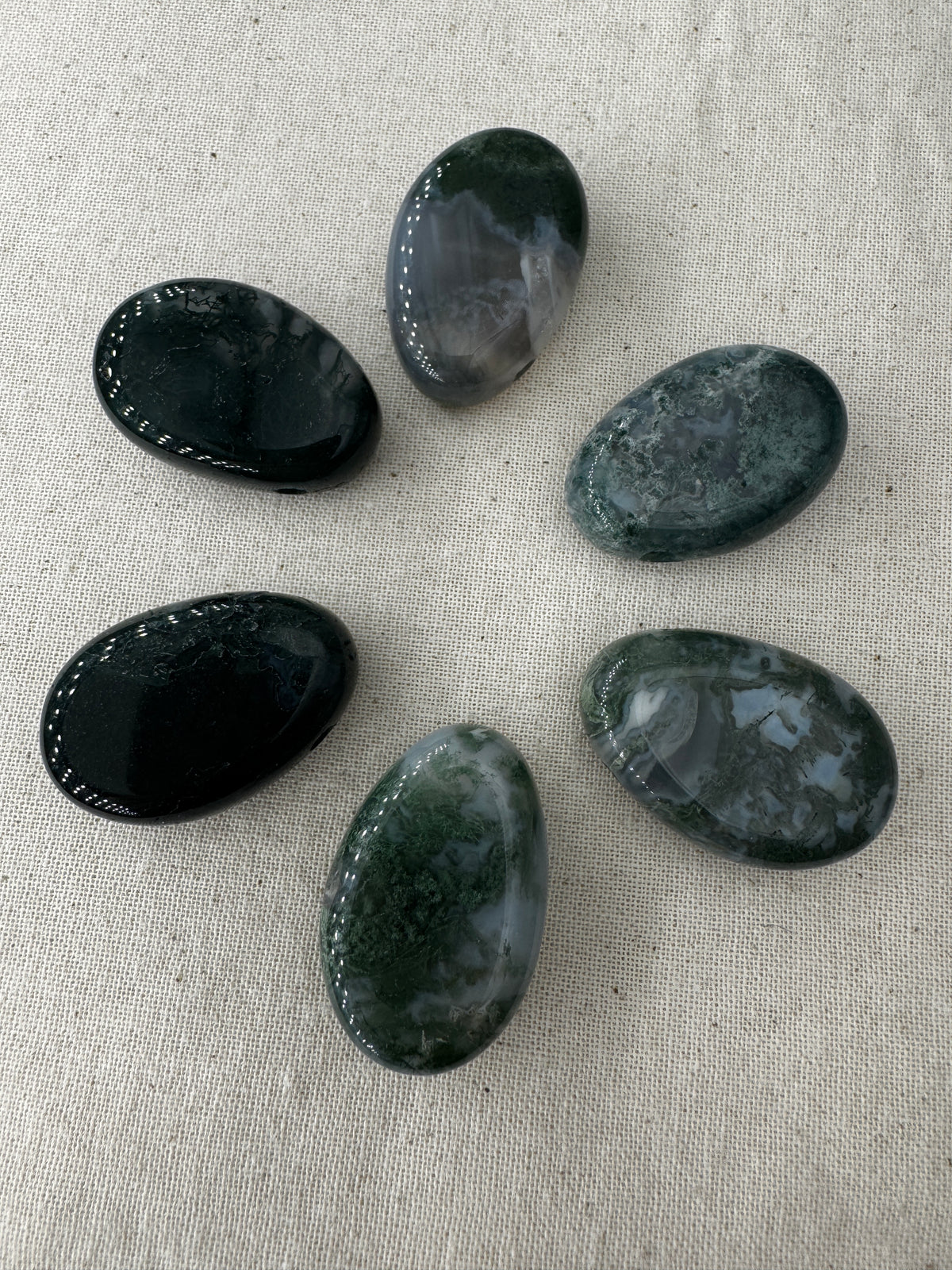 Moosachat Tropfen Anhänger, 3 cm, gebohrt, mit charakteristischen dendritischen Chlorit-Einschlüssen im transluzenten Chalcedon.