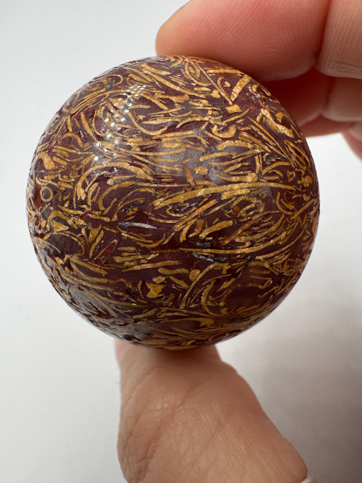 Muschelkalk Kugel KK22 – polierte Kugel aus Muschelkalk (Schlangenjaspis) mit fossilen Schaleneinschlüssen.