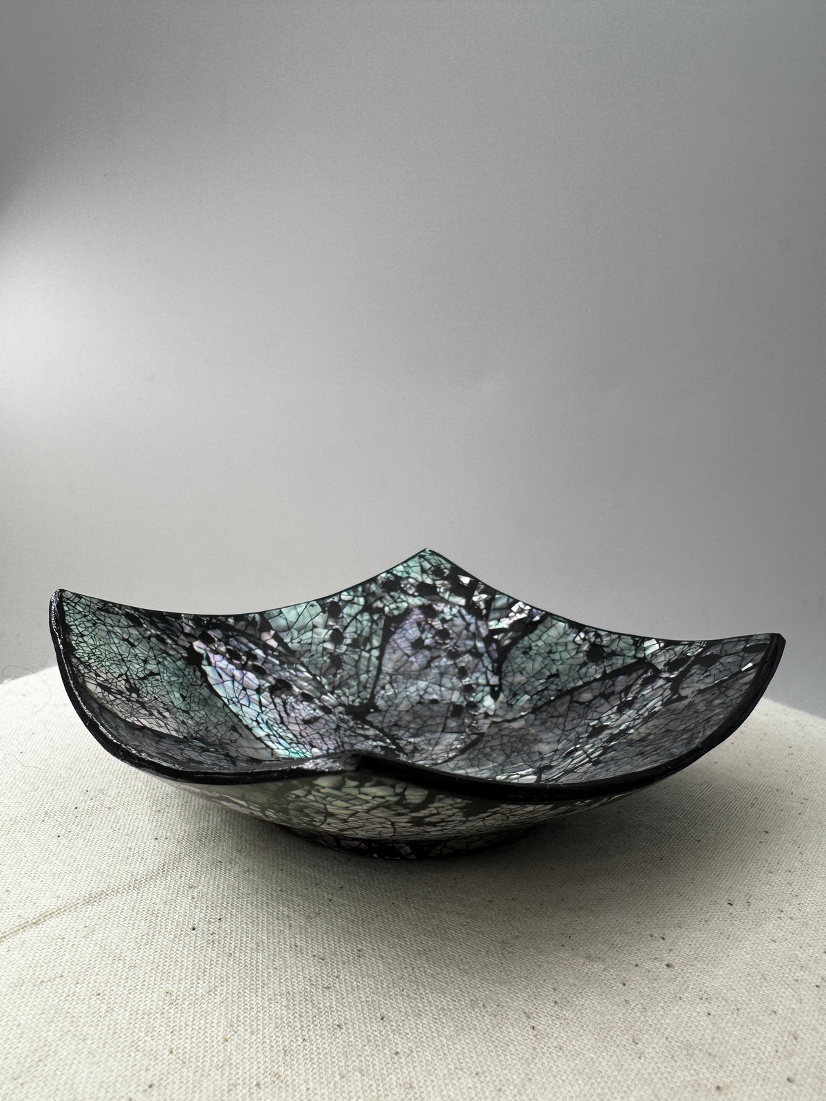 Eckige Schale aus Paua-Muschel (Haliotis iris) mit irisierendem Perlmuttglanz in Blau, Grün und Violett, 10 × 10 × 3 cm.