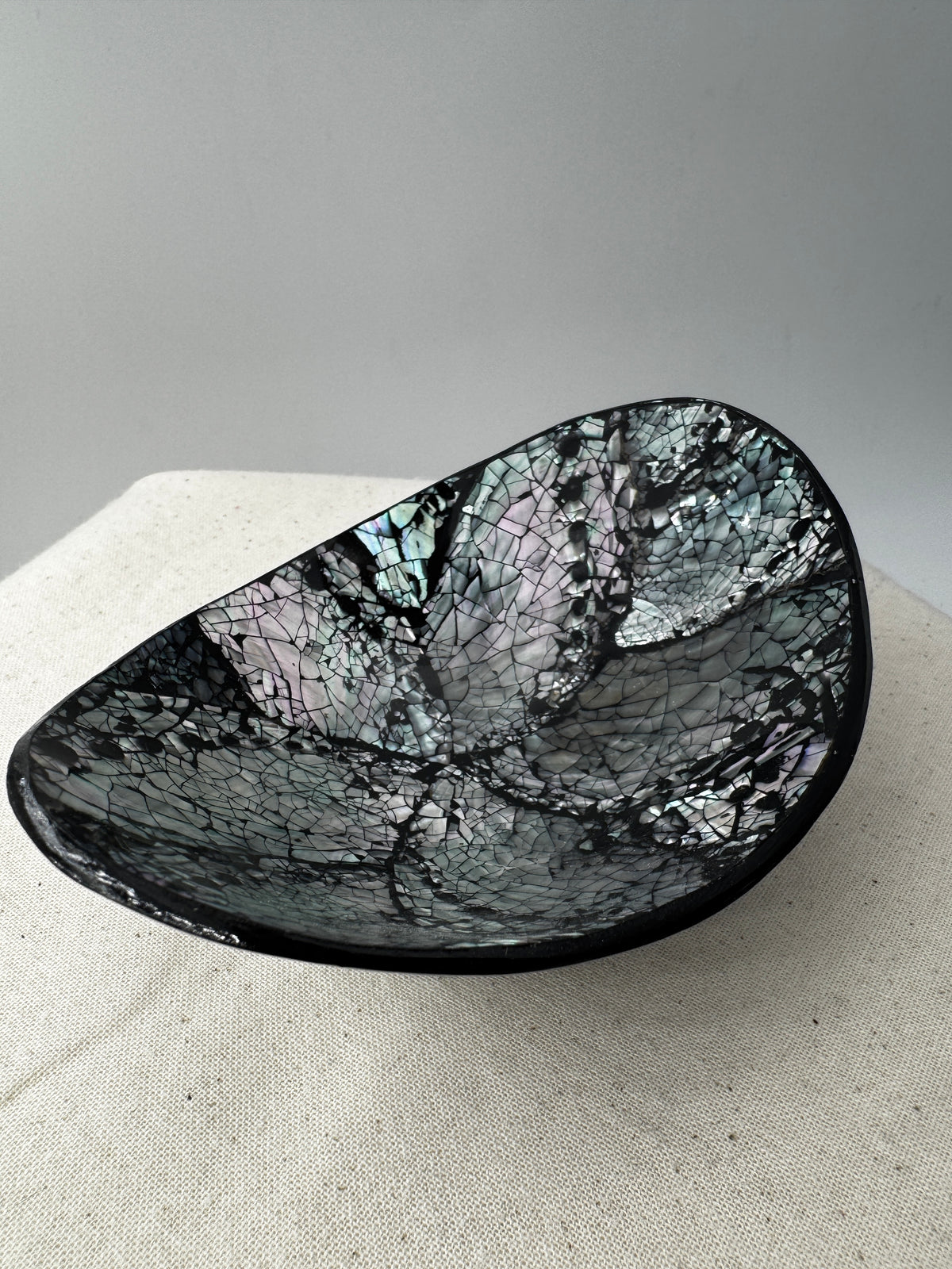 Ovale Schale aus Paua-Muschel (Haliotis iris) mit irisierendem Perlmuttglanz in Blau, Grün und Violett, 11,4 × 8,5 × 4,3 cm.