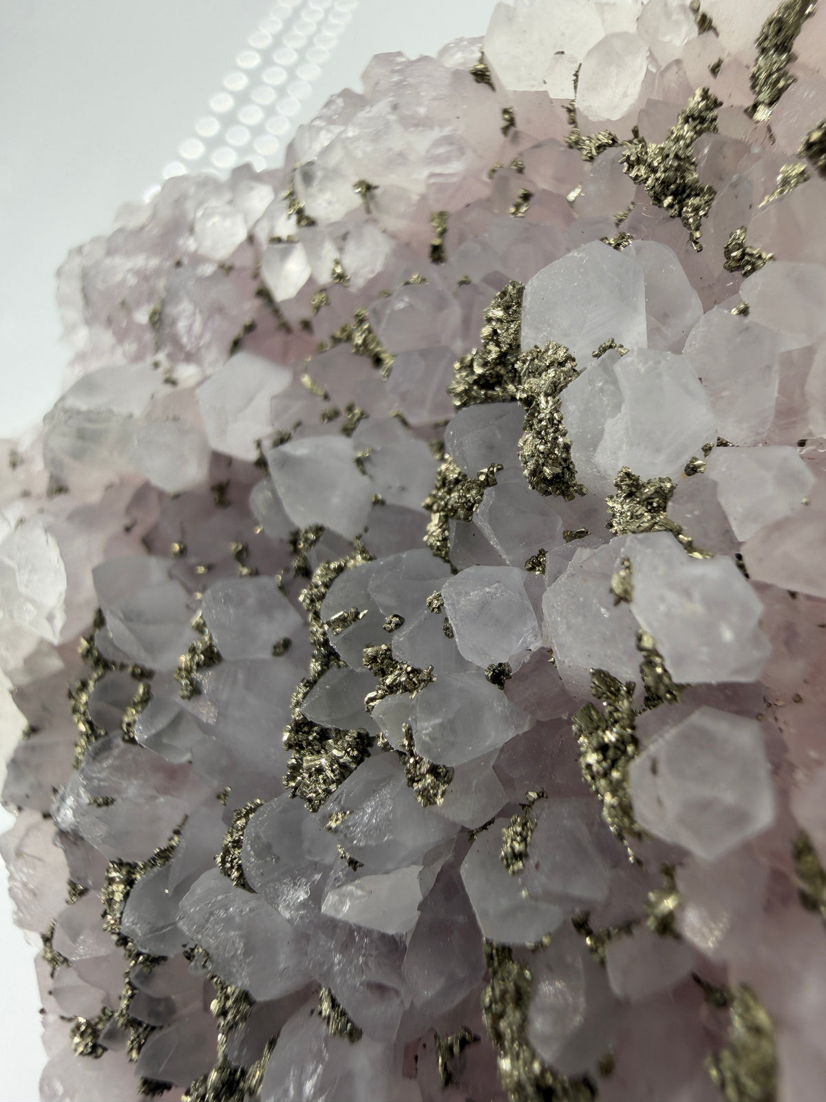 Blasser Amethyst in Weiß bis Hellviolett mit aufgewachsenem Pyrit und Quarz, Davidkovo Mine Bulgarien.