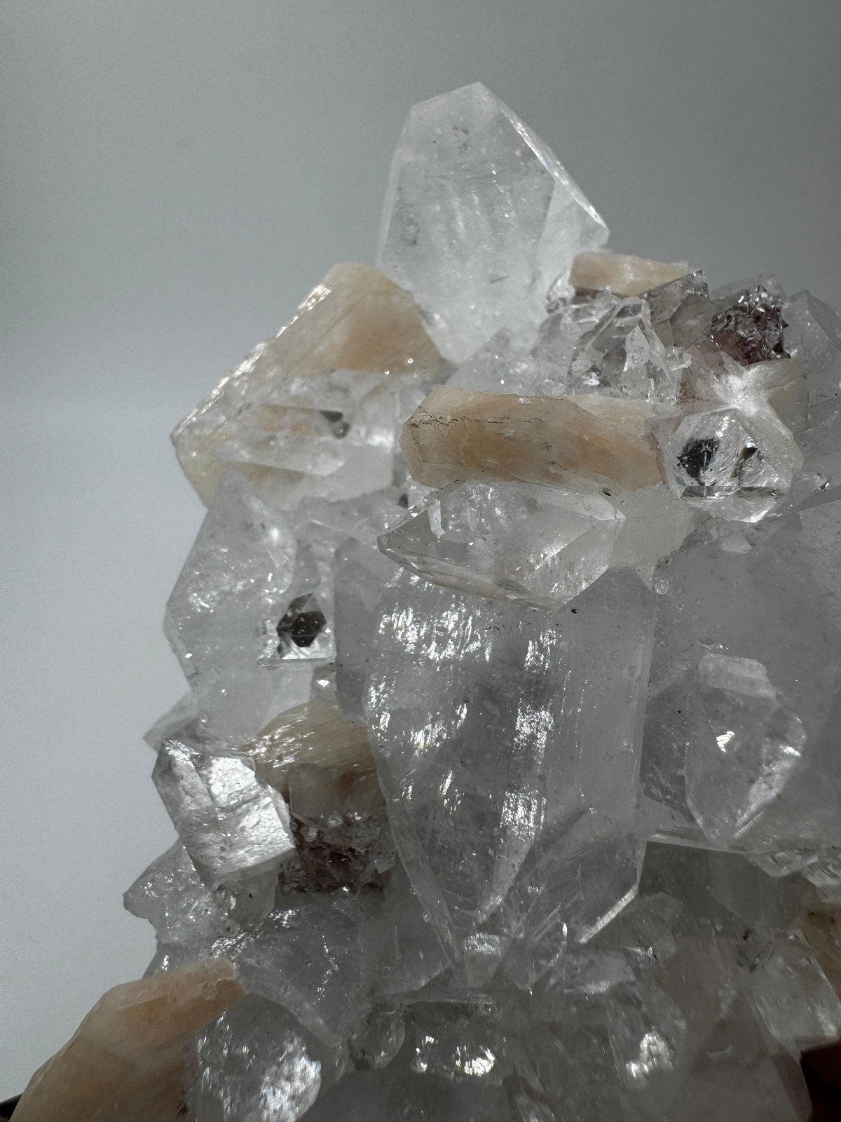 Apophyllit AR51 aus Indien mit glasklaren tetragonalen Prismen und Stilbit-Aufwuchs.