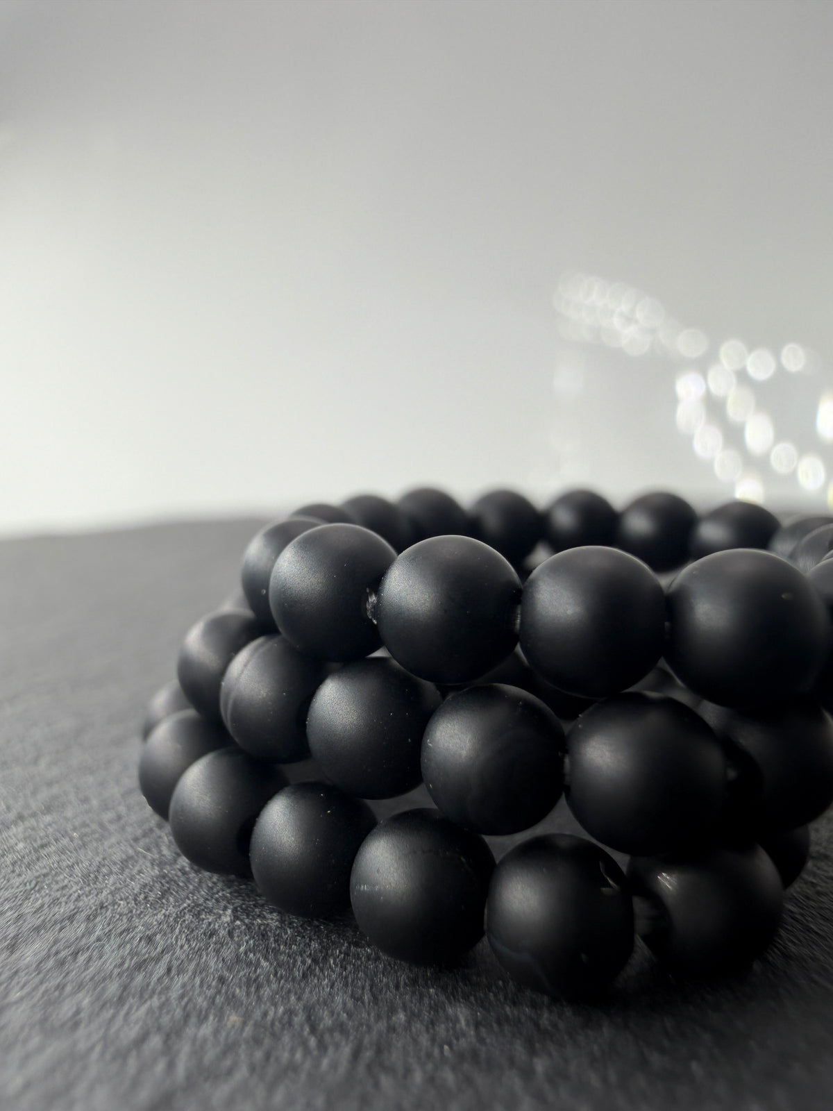 Minimalistischer Ring aus mattem, schwarzem Onyx mit glatter, samtiger Oberfläche.