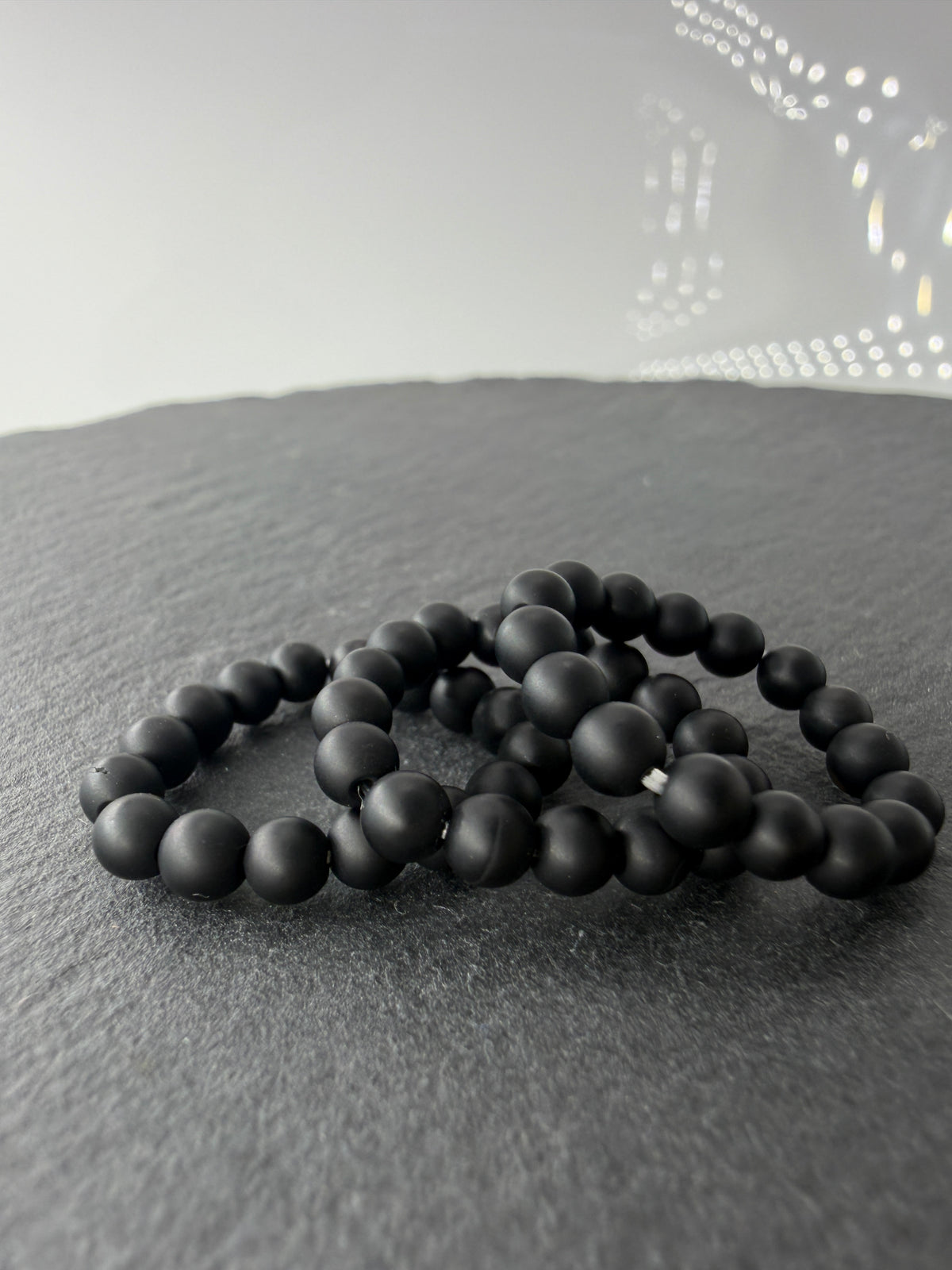 Minimalistischer Ring aus mattem, schwarzem Onyx mit glatter, samtiger Oberfläche.